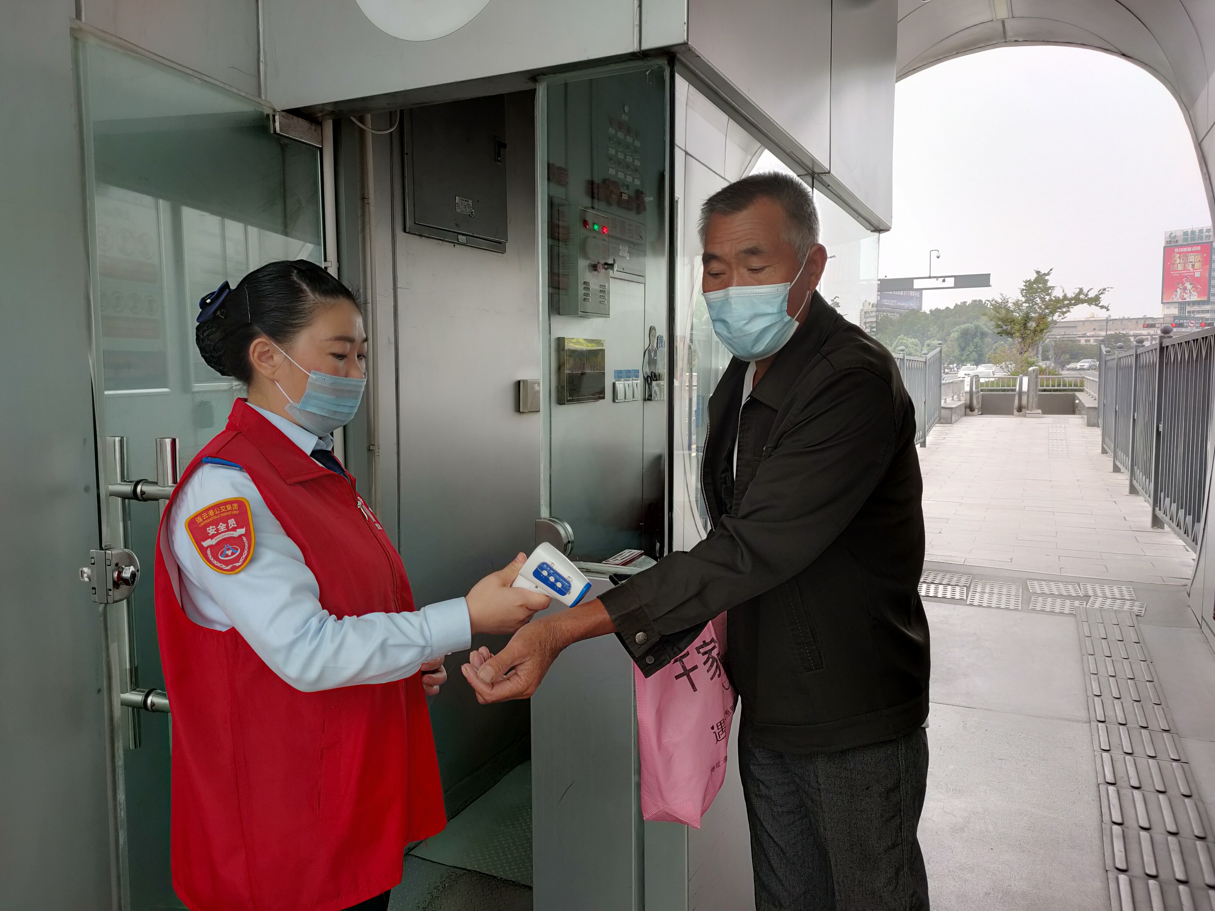 快速公交事業(yè)部站務員霍娟幫助乘客獲稱贊