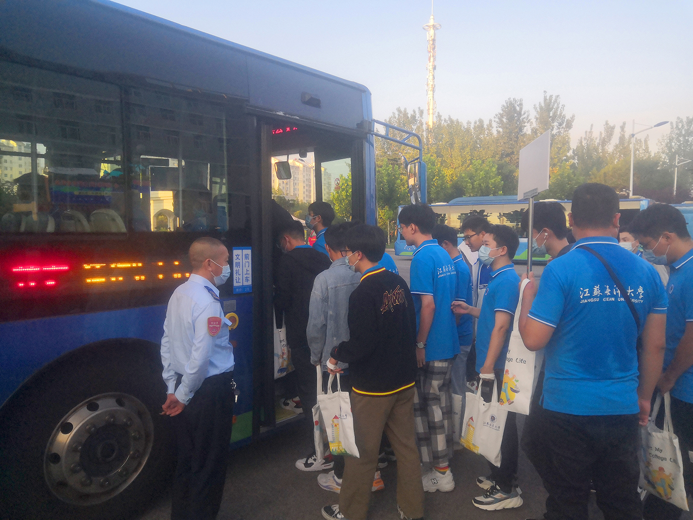 快速公交事業(yè)部完成海洋大學定制公交任務