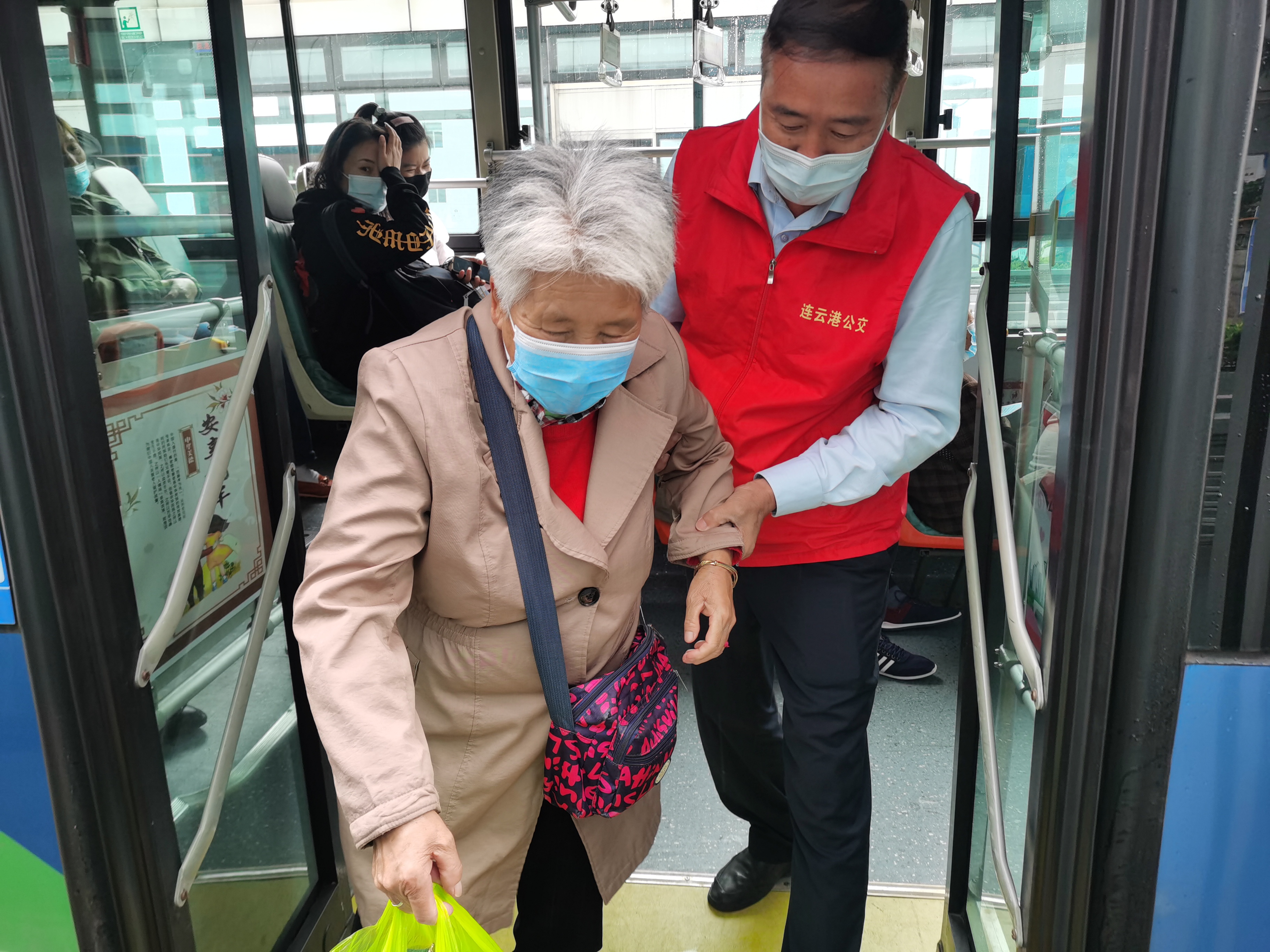 暖意重陽 愛在公交 B3“敬老文明線”開展敬老、愛老主題活動