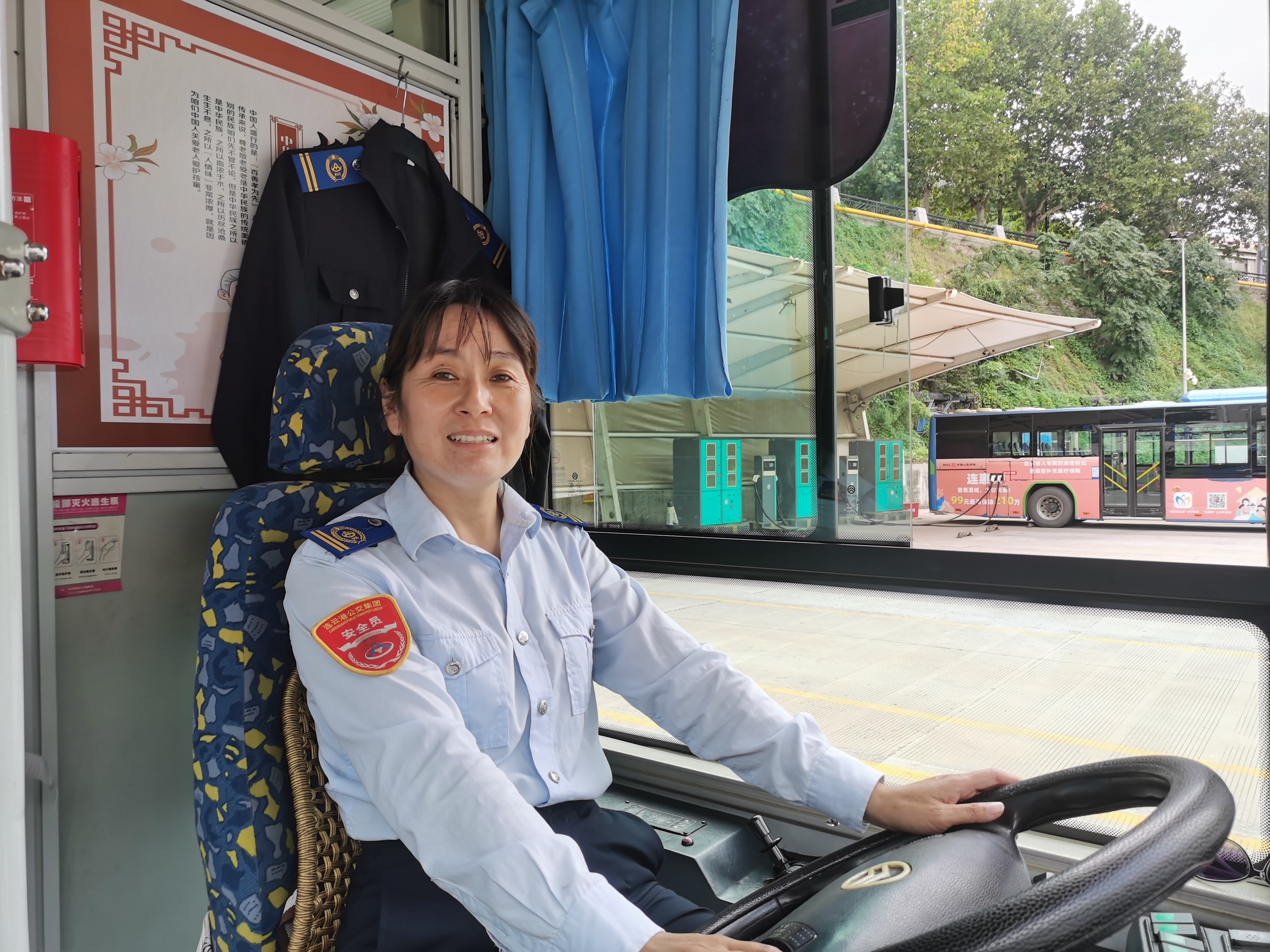 快速公交事業(yè)部B3線駕駛員周建平撿手機獲乘客感謝