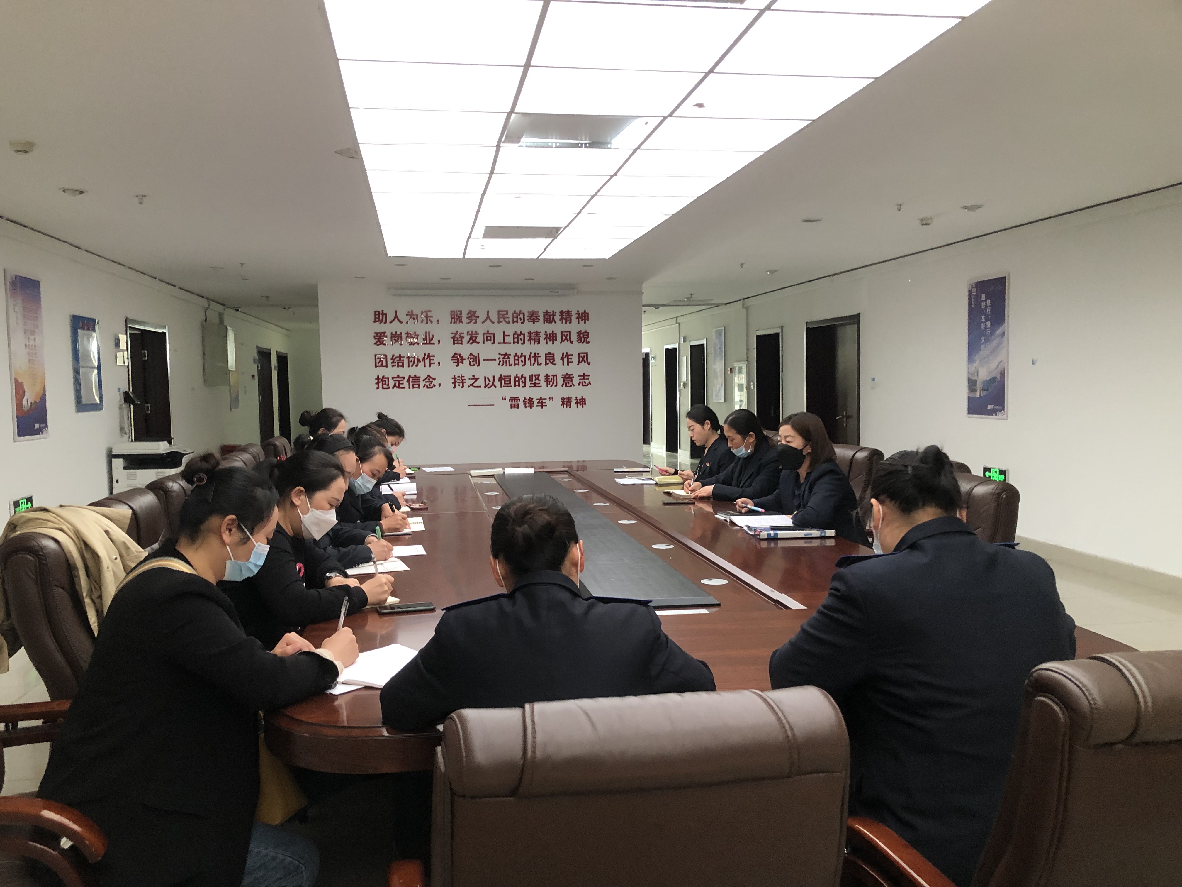 公交集團快速公交事業(yè)部召開站務班組長會議