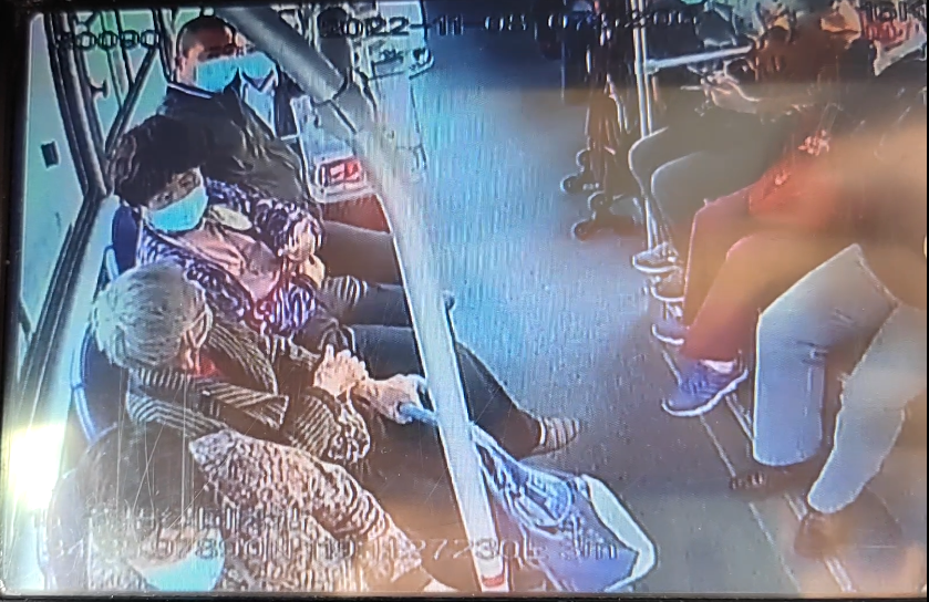 公交集團(tuán)公交事業(yè)一部15路駕駛員 熱情服務(wù)受稱(chēng)贊 老年乘客車(chē)內(nèi)頌詩(shī)表?yè)P(yáng)