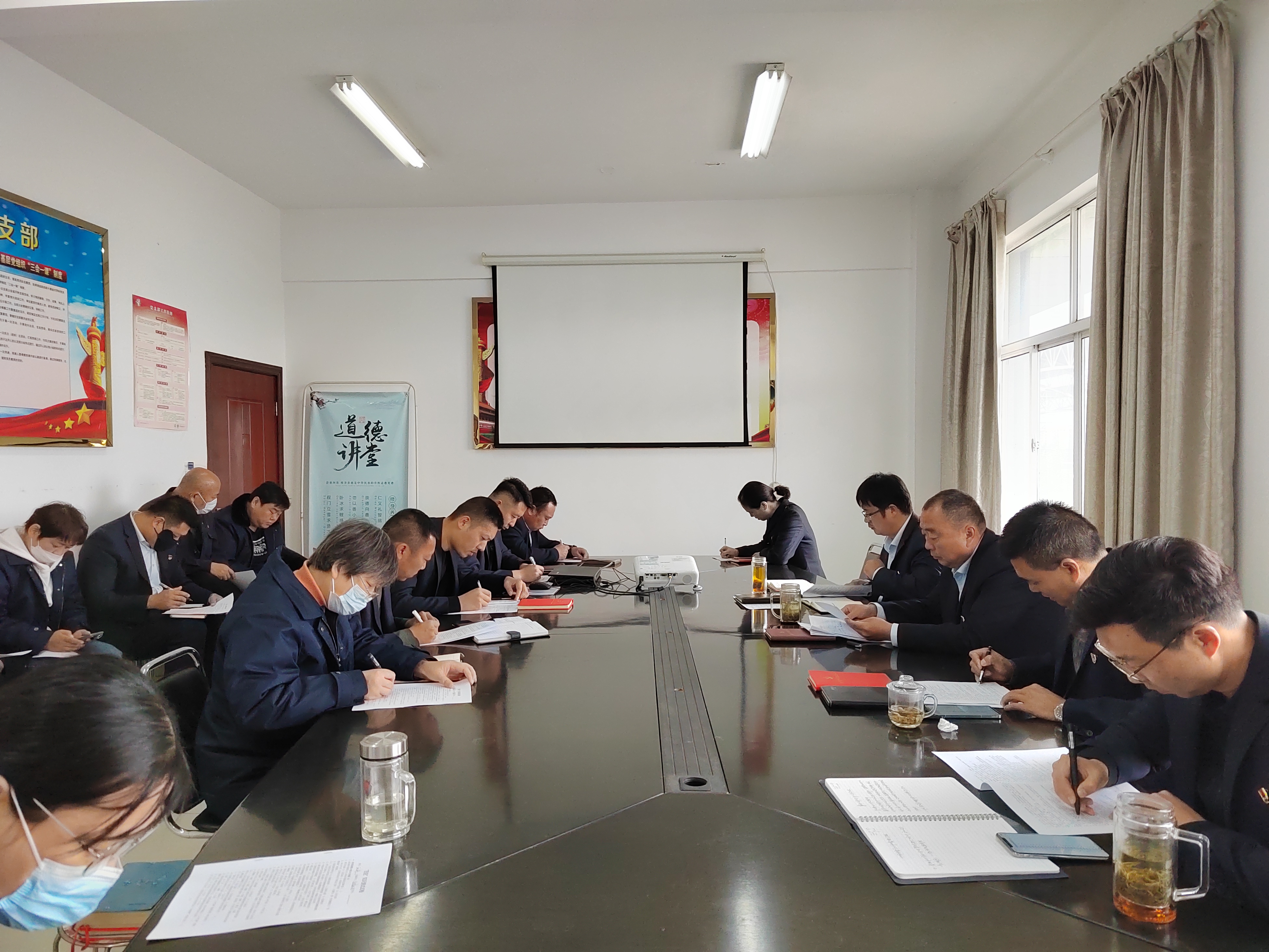 公交集團(tuán)公交事業(yè)二部黨支部組織開展“四史”學(xué)習(xí)教育專題測試