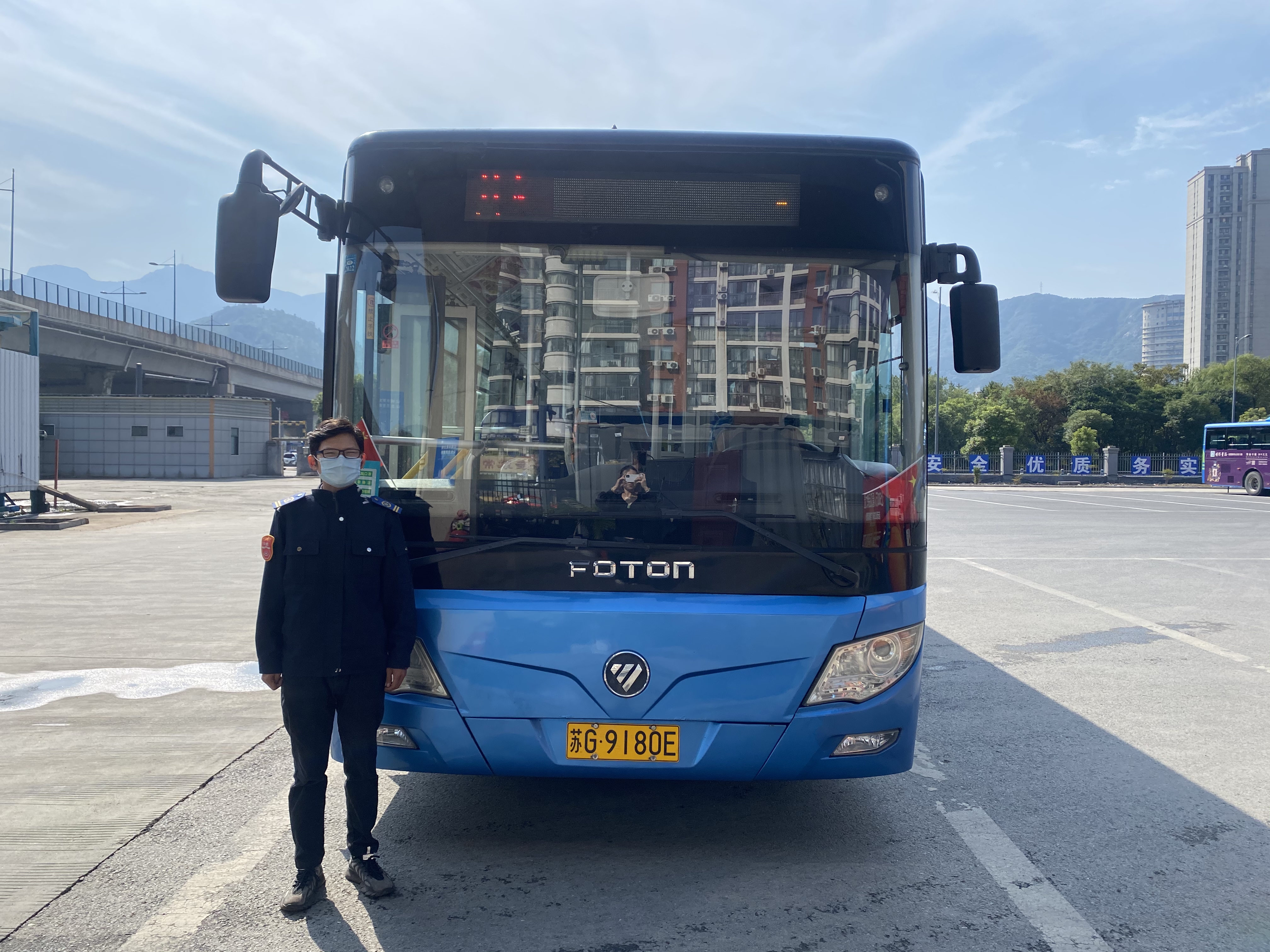 公交集團(tuán)公交事業(yè)二部113路駕駛員寧梓煊及時(shí)歸還乘客丟失的手機(jī)