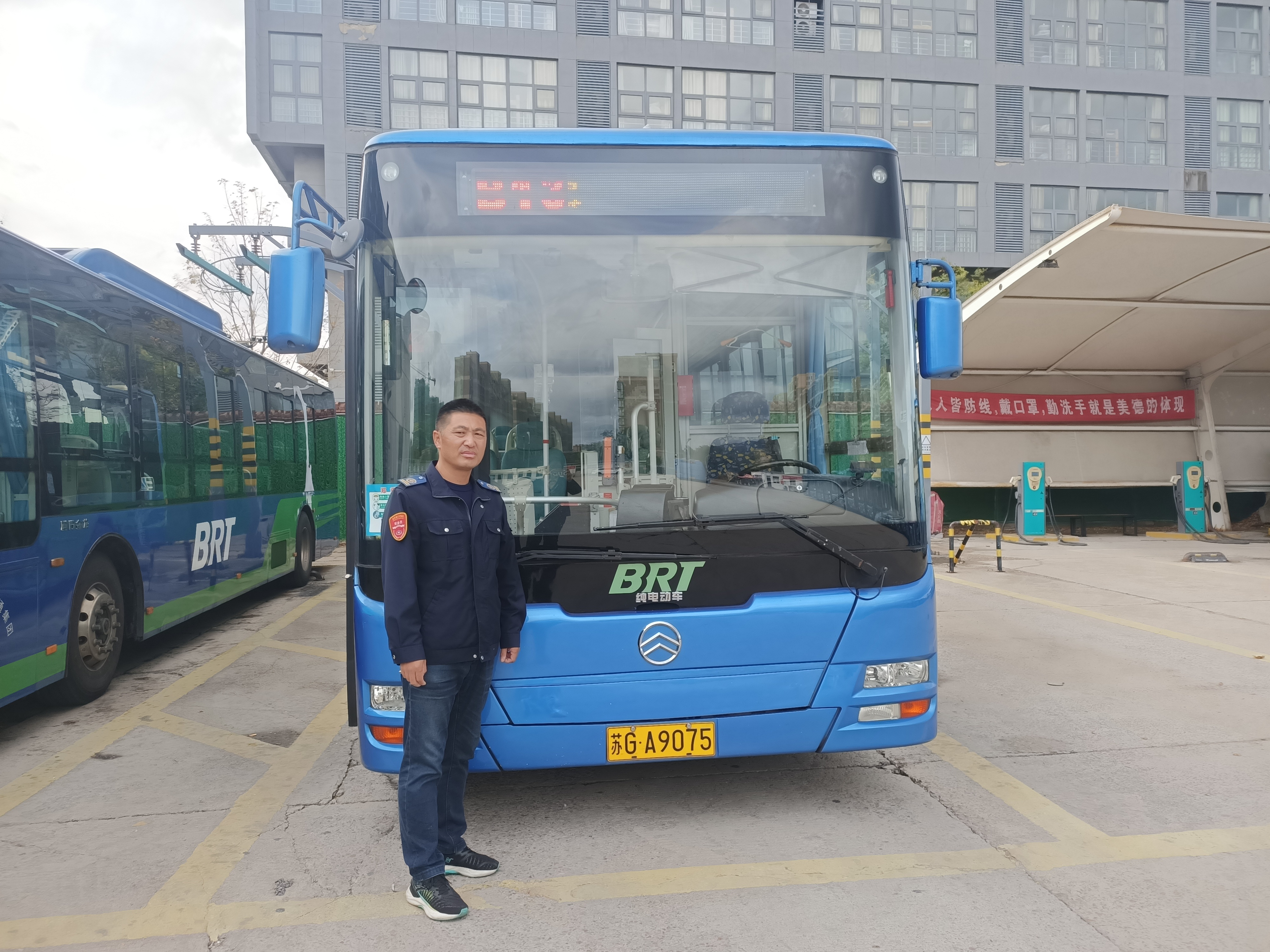 快速公交事業(yè)部B13線駕駛員馬彬彬、龔本軍 撿手機(jī)歸還乘客獲感謝