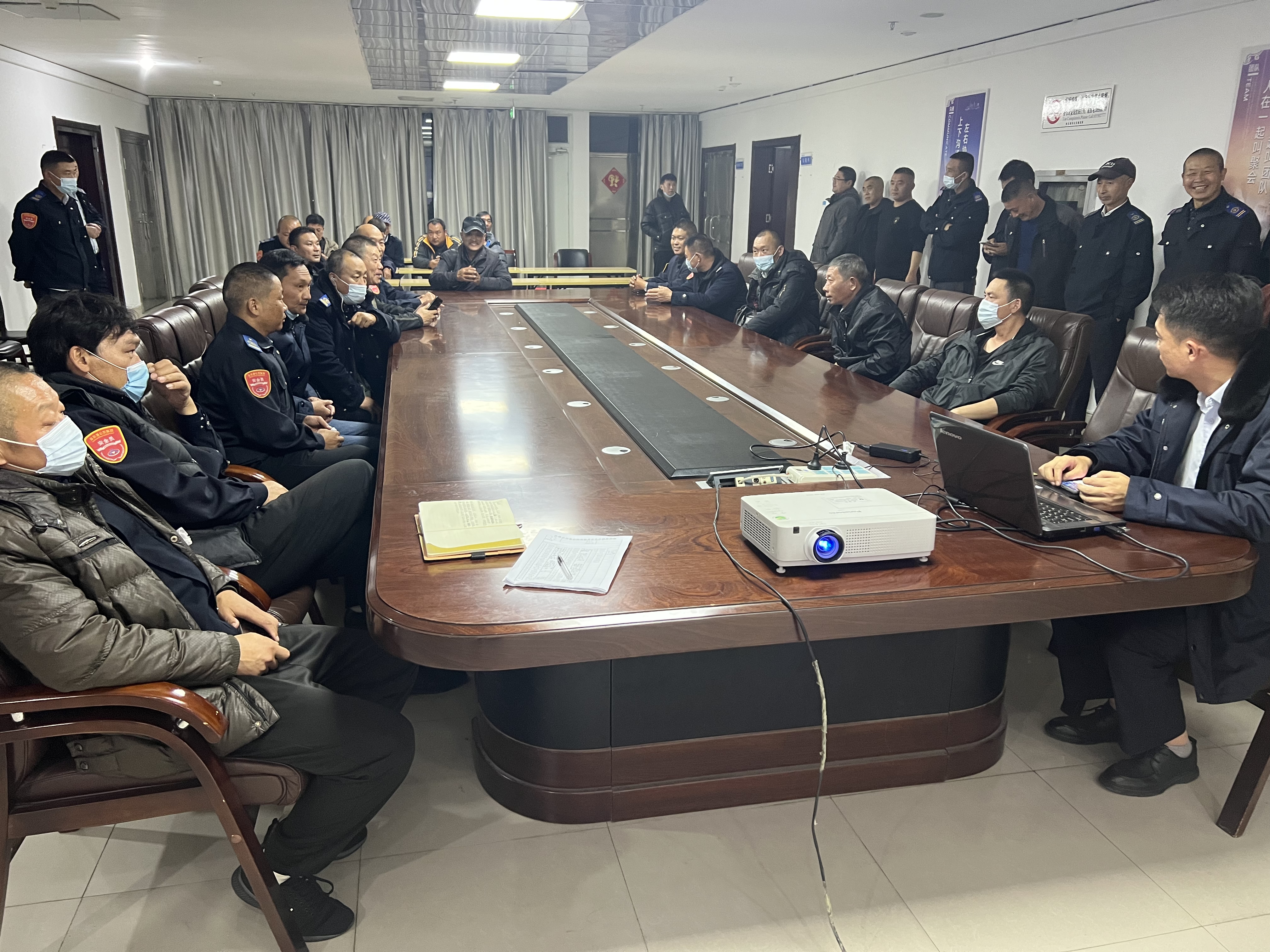 公交集團快速公交事業(yè)部召開駕駛員安全事故教育警示會