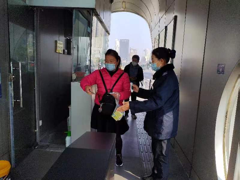 快速公交事業(yè)部站務(wù)員張慧幫助乘客找到丟失的手機(jī)獲感謝