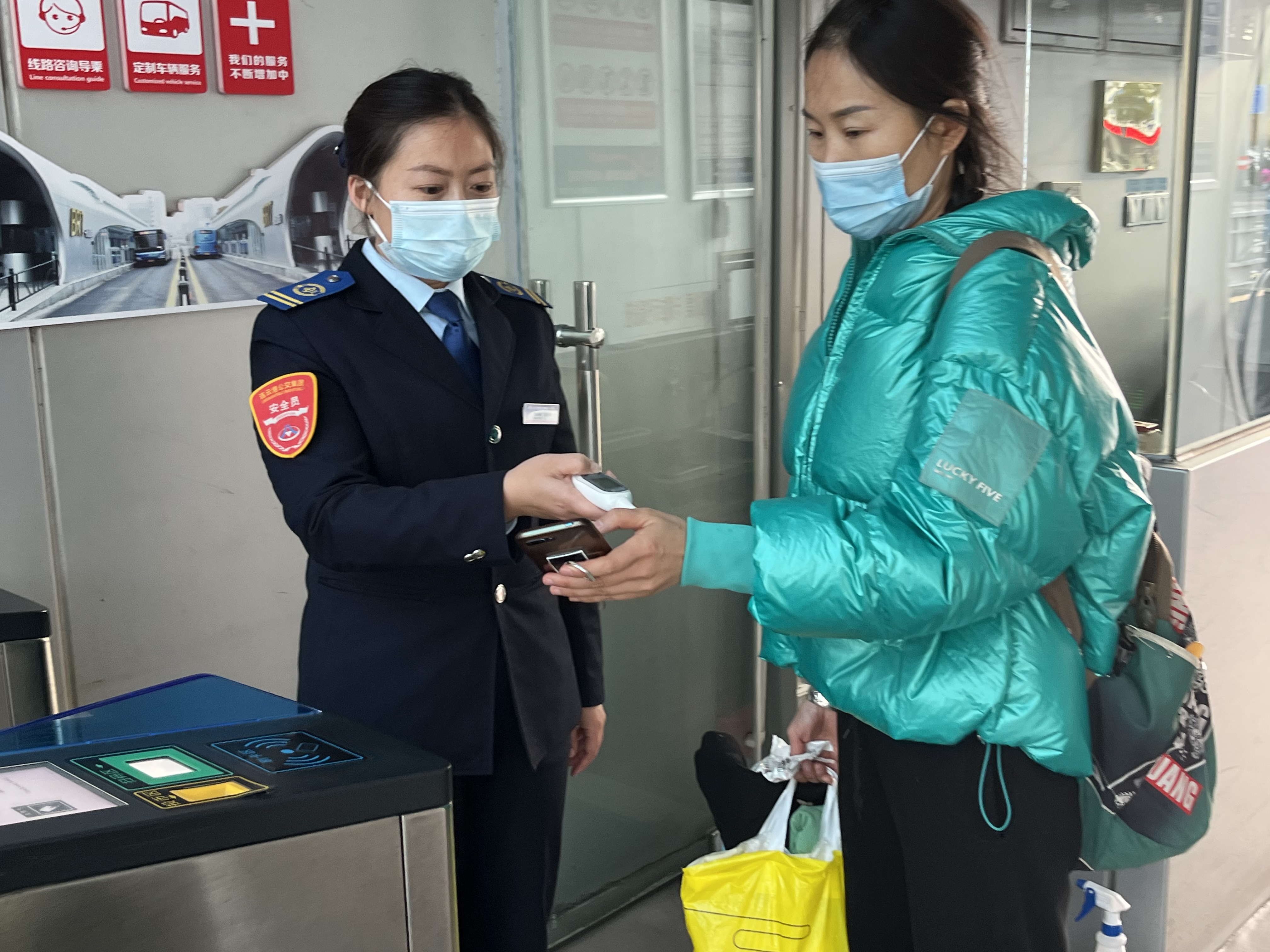 快速公交事業(yè)部站務(wù)員程珊珊熱心幫助乘客找到丟失的手提包獲感謝