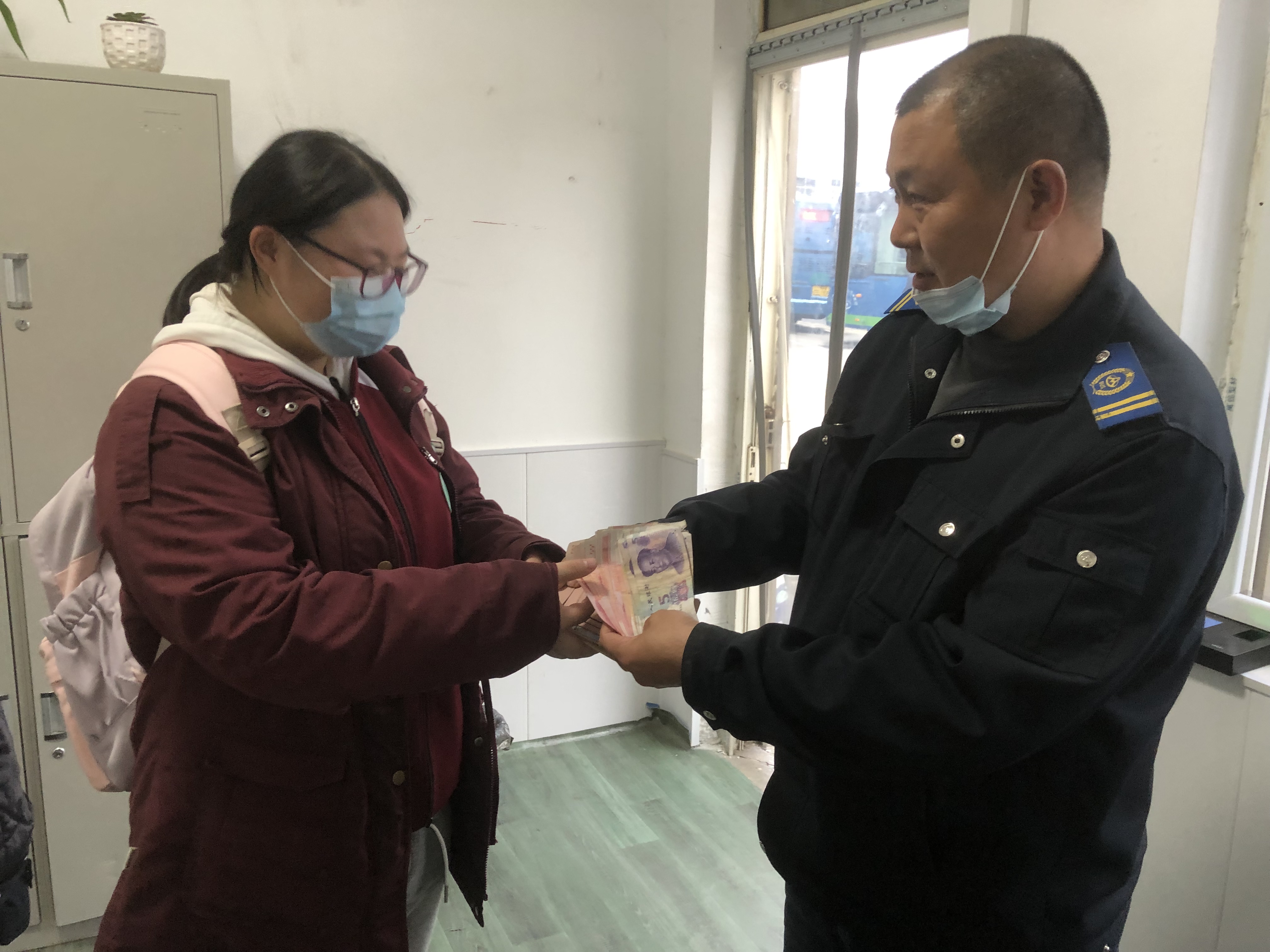 快速公交事業(yè)部駕駛員劉文龍、葛仲亞撿手機(jī)歸還乘客獲感謝