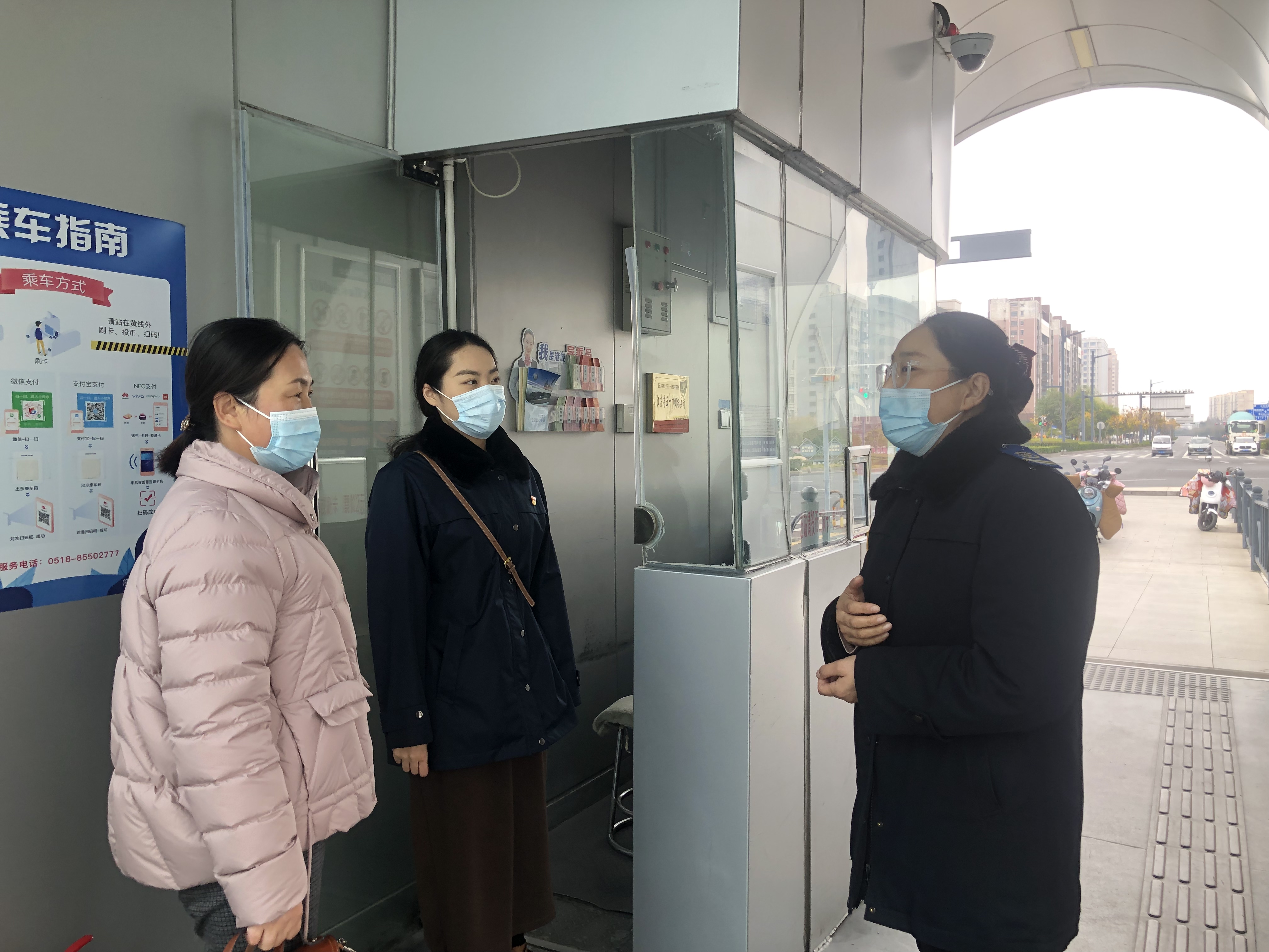 公交集團快速公交事業(yè)部深入一線站臺督查疫情防控工作