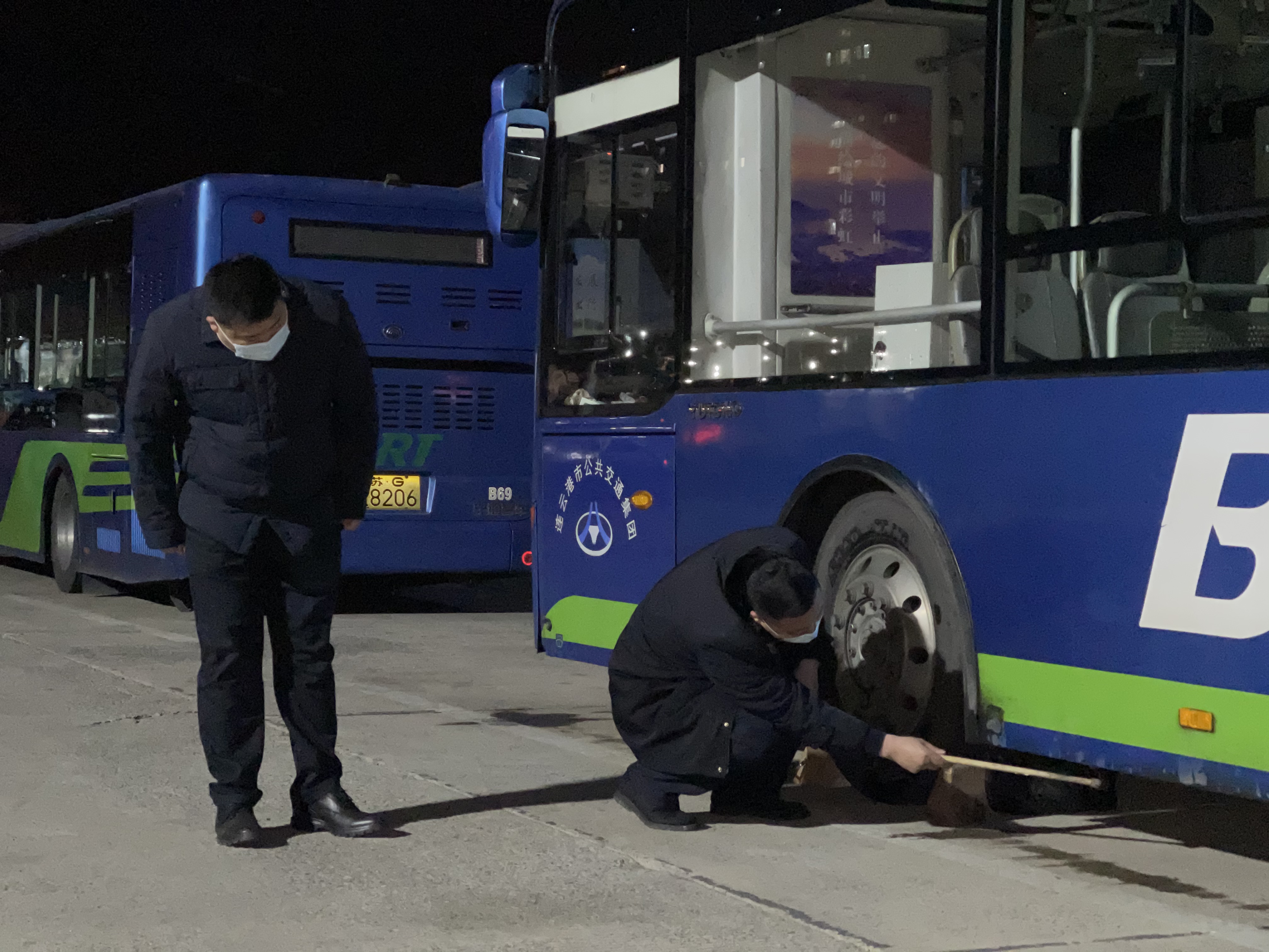 公交集團快速公交事業(yè)部在寒潮來臨前排查車輛隱患