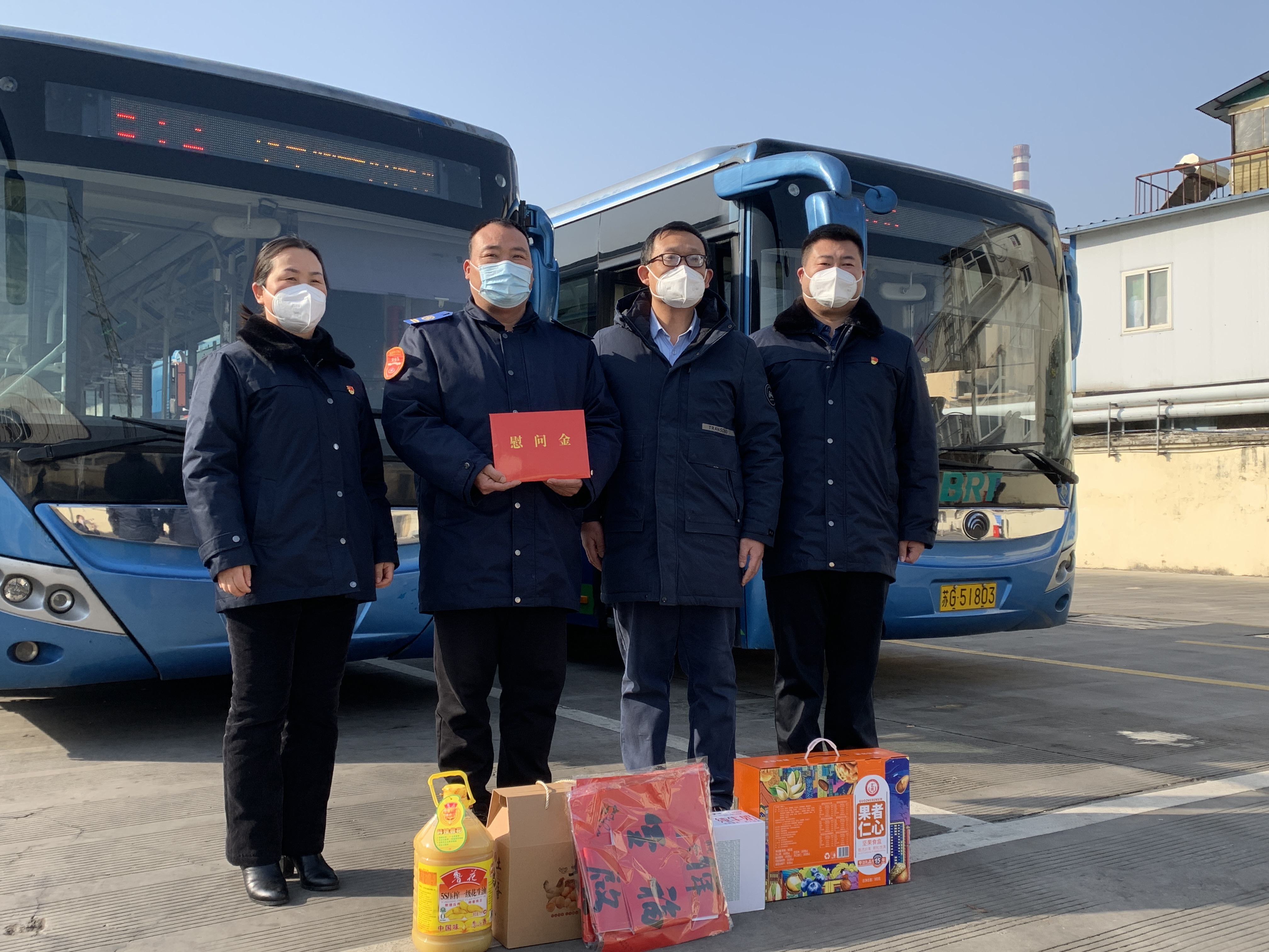 區(qū)委宣傳部副部長、文明辦主任、海州區(qū)委霍部長走訪慰問見義勇為駕駛員龐洪剛