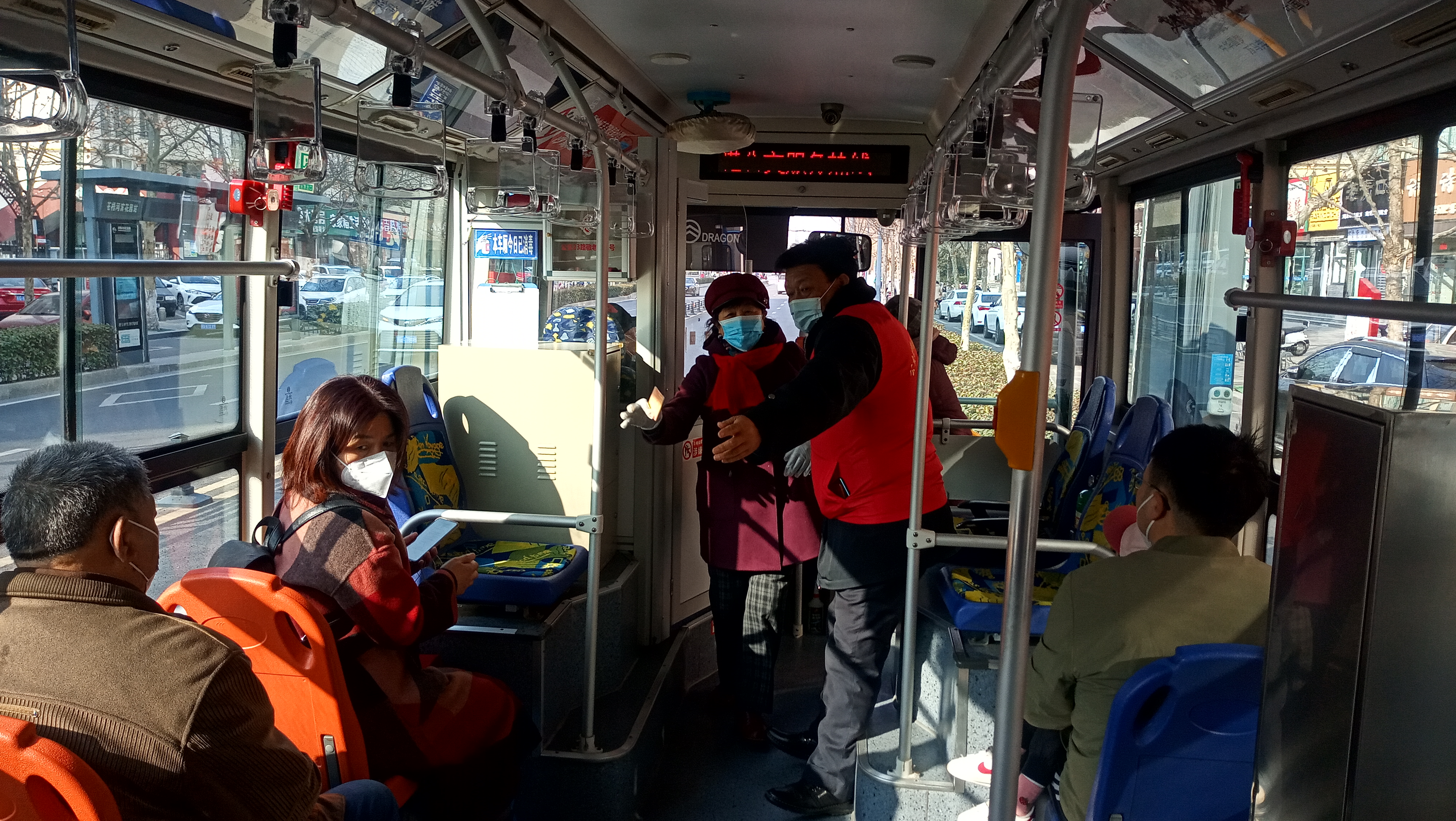 公交集團公交事業(yè)一部開展“與雷鋒車同行?文明實踐暖新春”志愿服務活動