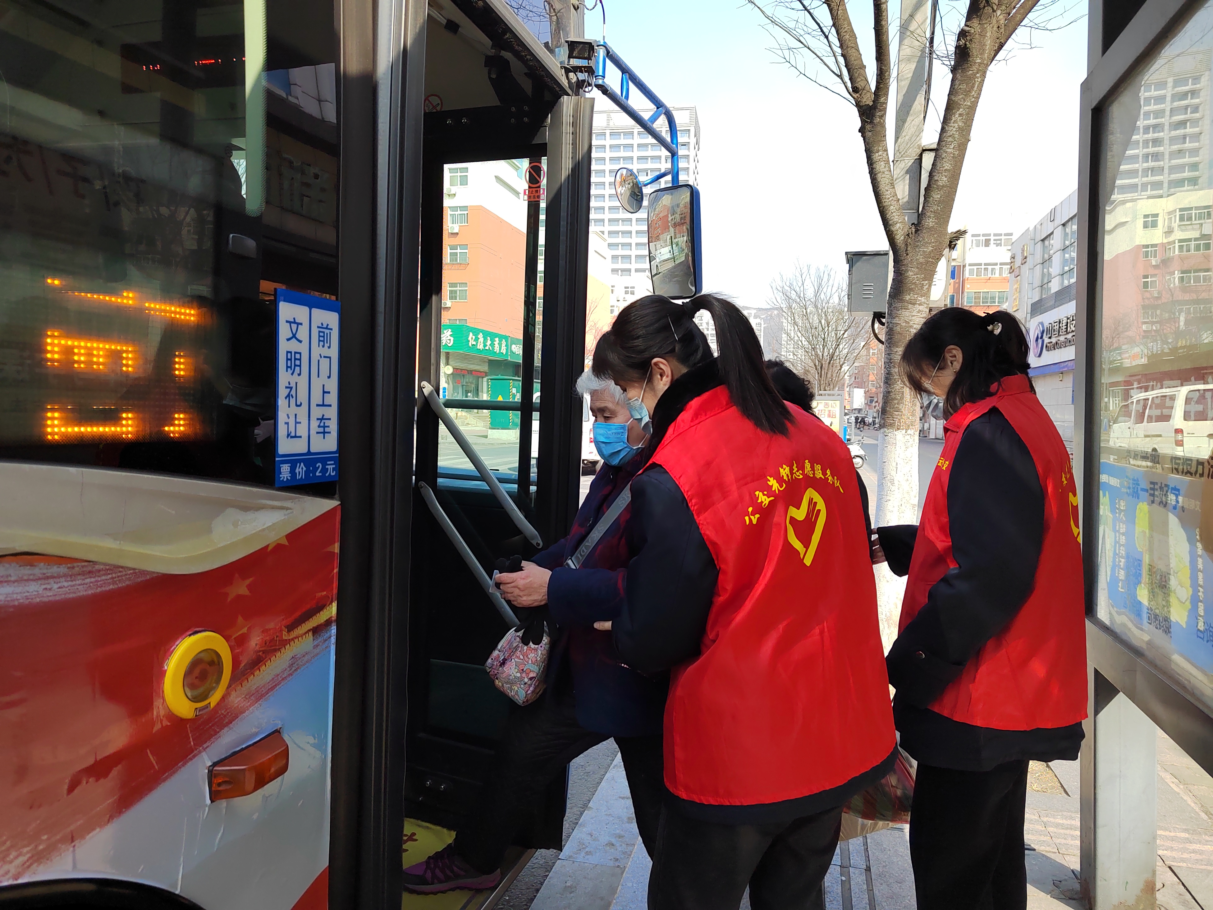 公交集團公交事業(yè)二部開展學雷鋒志愿活動