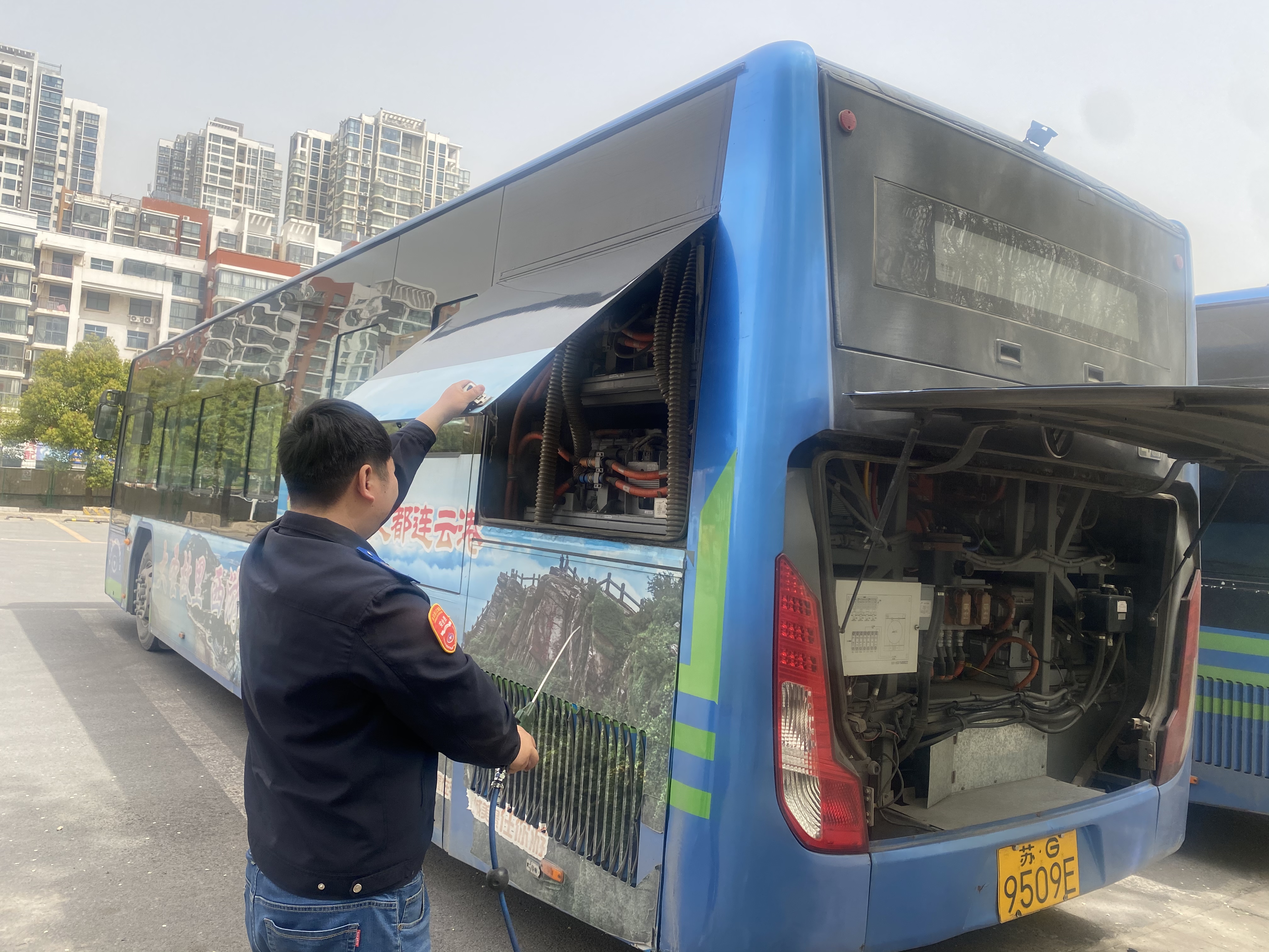 公交集團(tuán)公交事業(yè)二部開(kāi)展電池艙楊柳絮及揚(yáng)塵清理工作