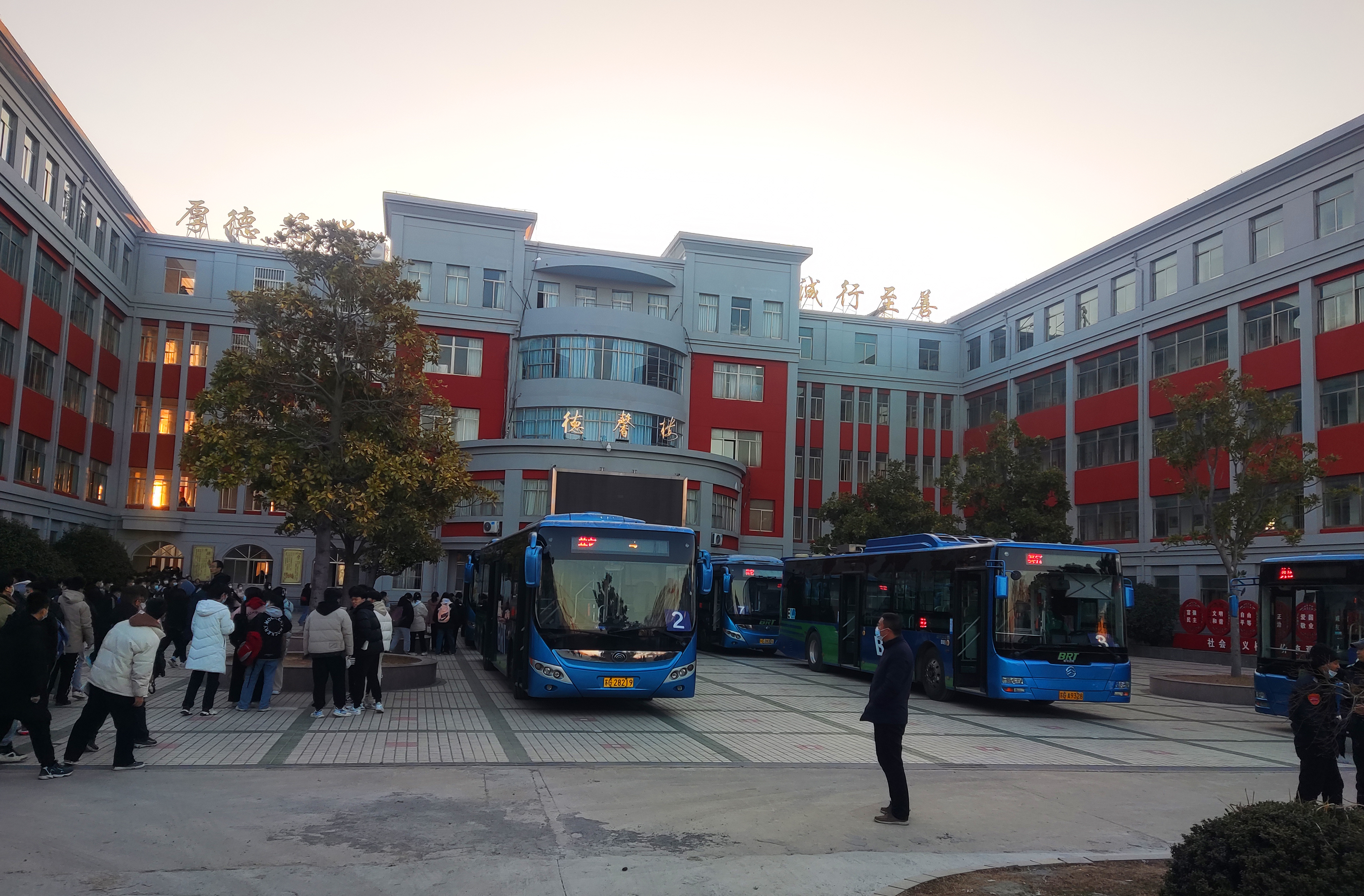 公交集團快速公交事業(yè)部圓滿完成錦屏高中定制公交任務