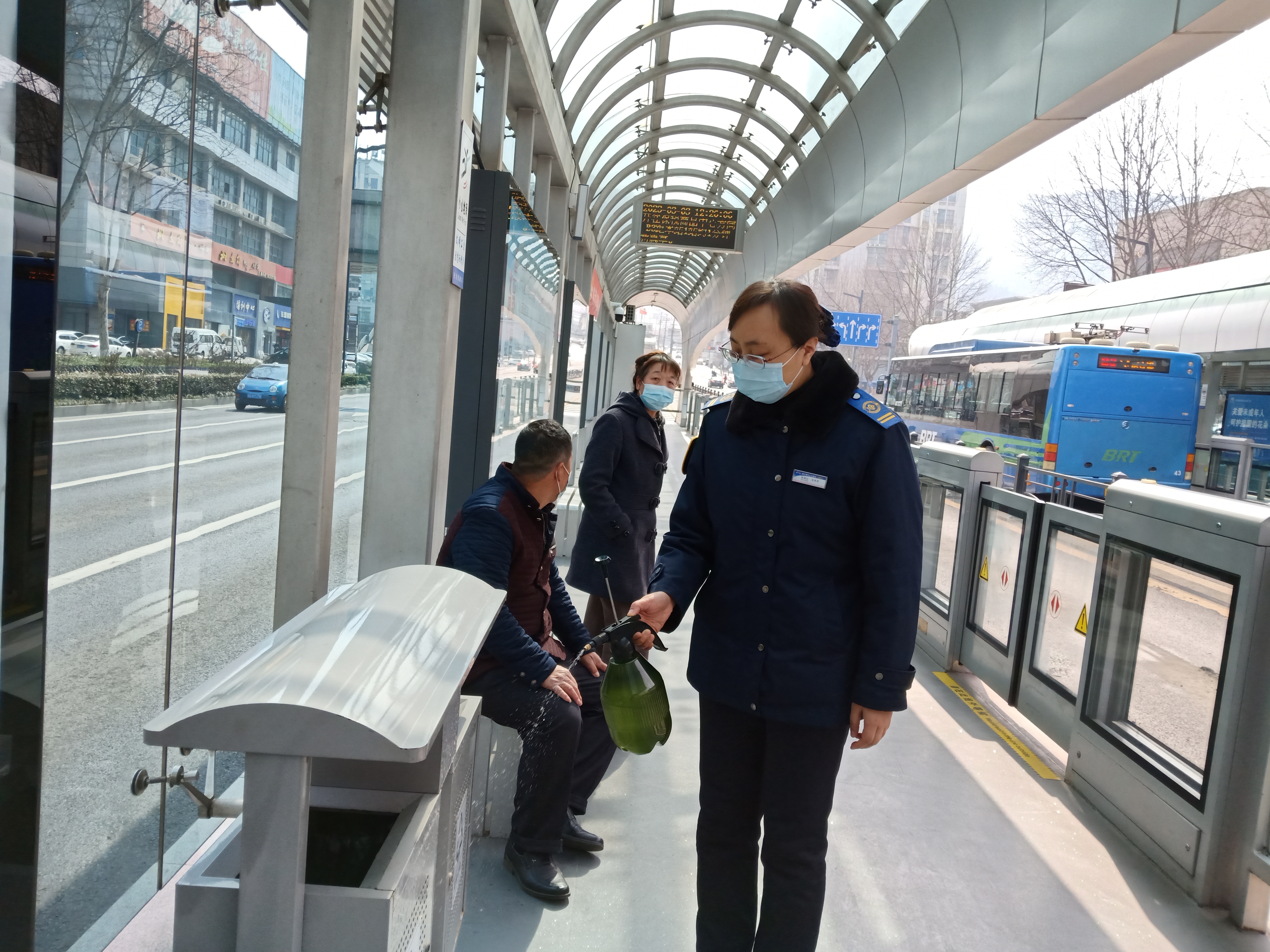 快速公交事業(yè)部站務(wù)員徐國紅 暖心服務(wù)獲乘客感謝