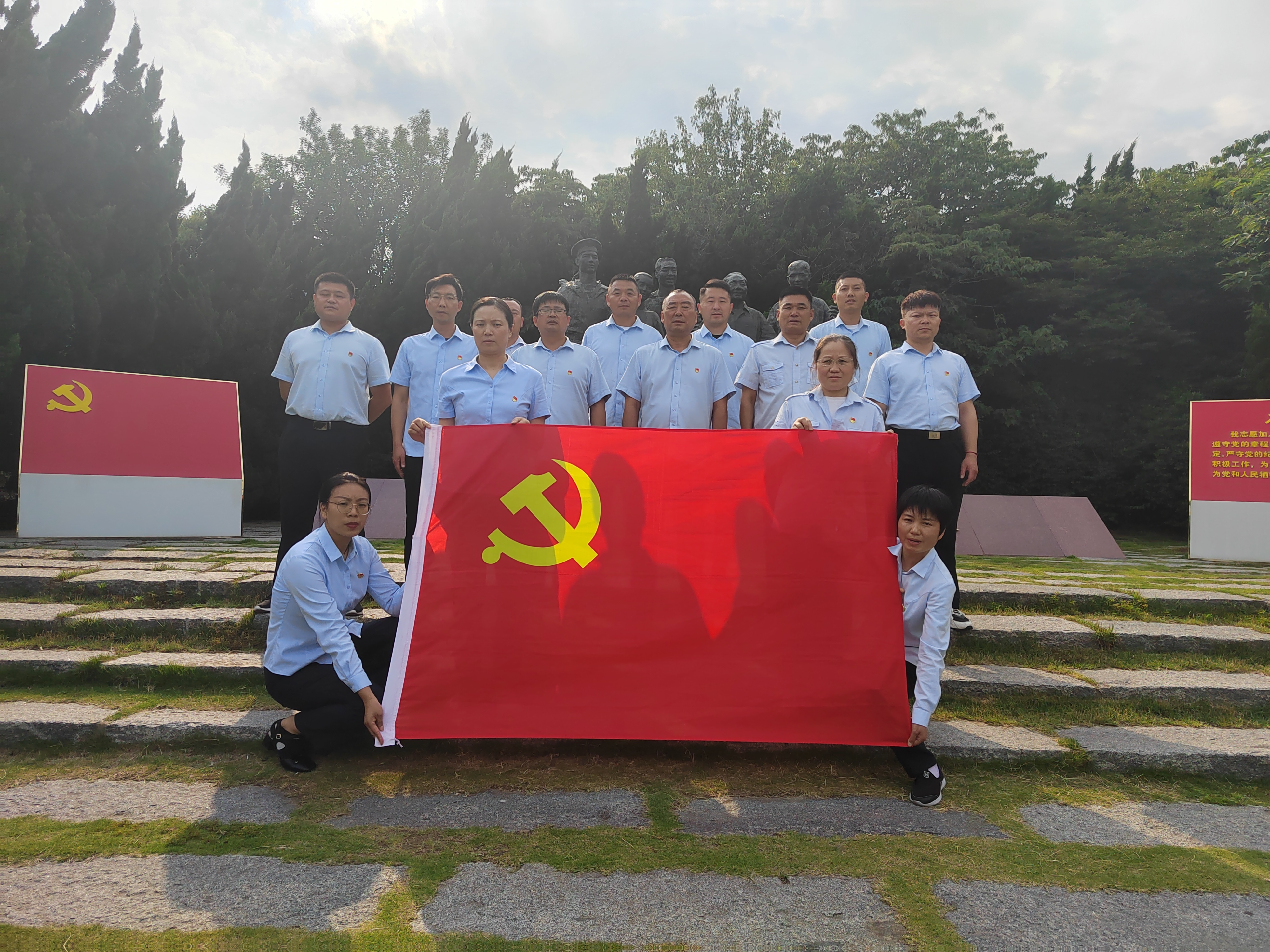 走進(jìn)“鄧小平和人民在一起”雕塑公園，公交集團(tuán)公交事業(yè)二部黨支部理論學(xué)習(xí) 中心組（擴(kuò)大）開展現(xiàn)場研學(xué)