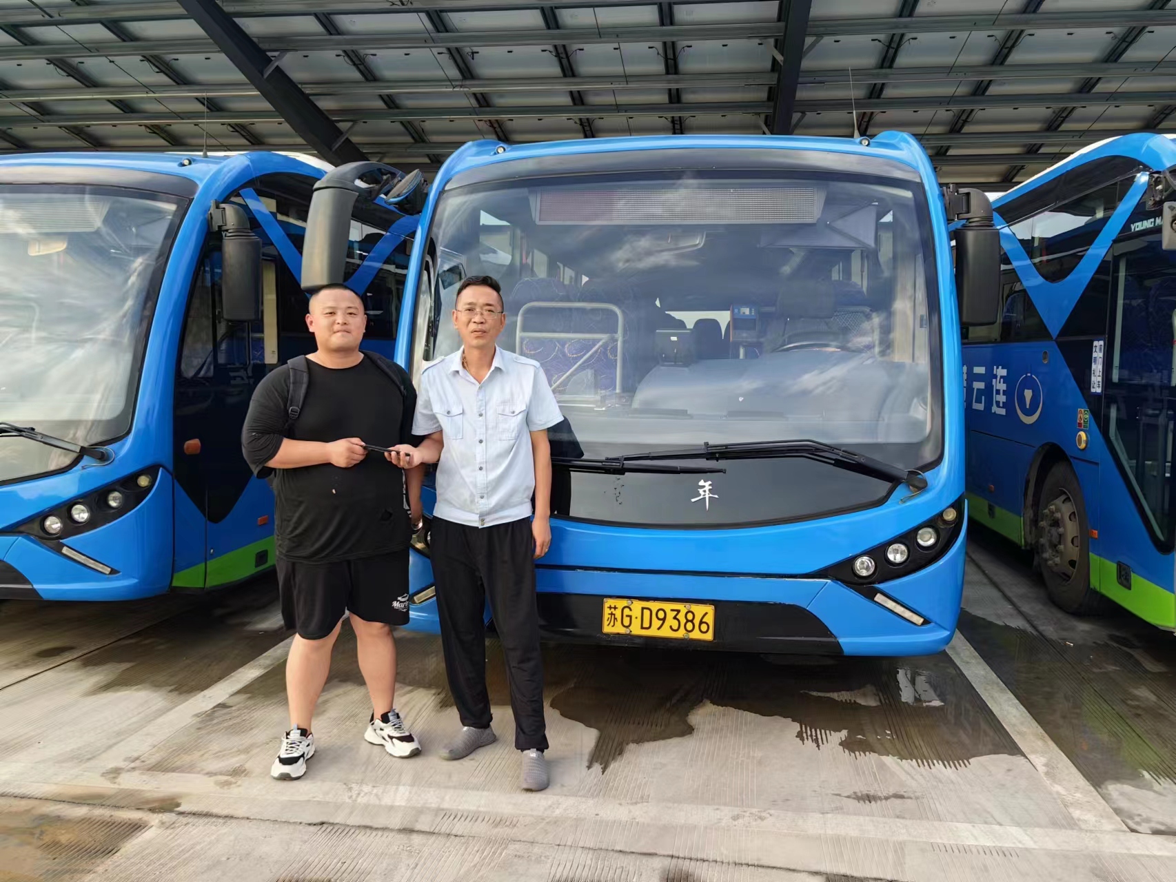 公交集團(tuán)經(jīng)營發(fā)展事業(yè)部駕駛員江偉拾金不昧受表揚(yáng)