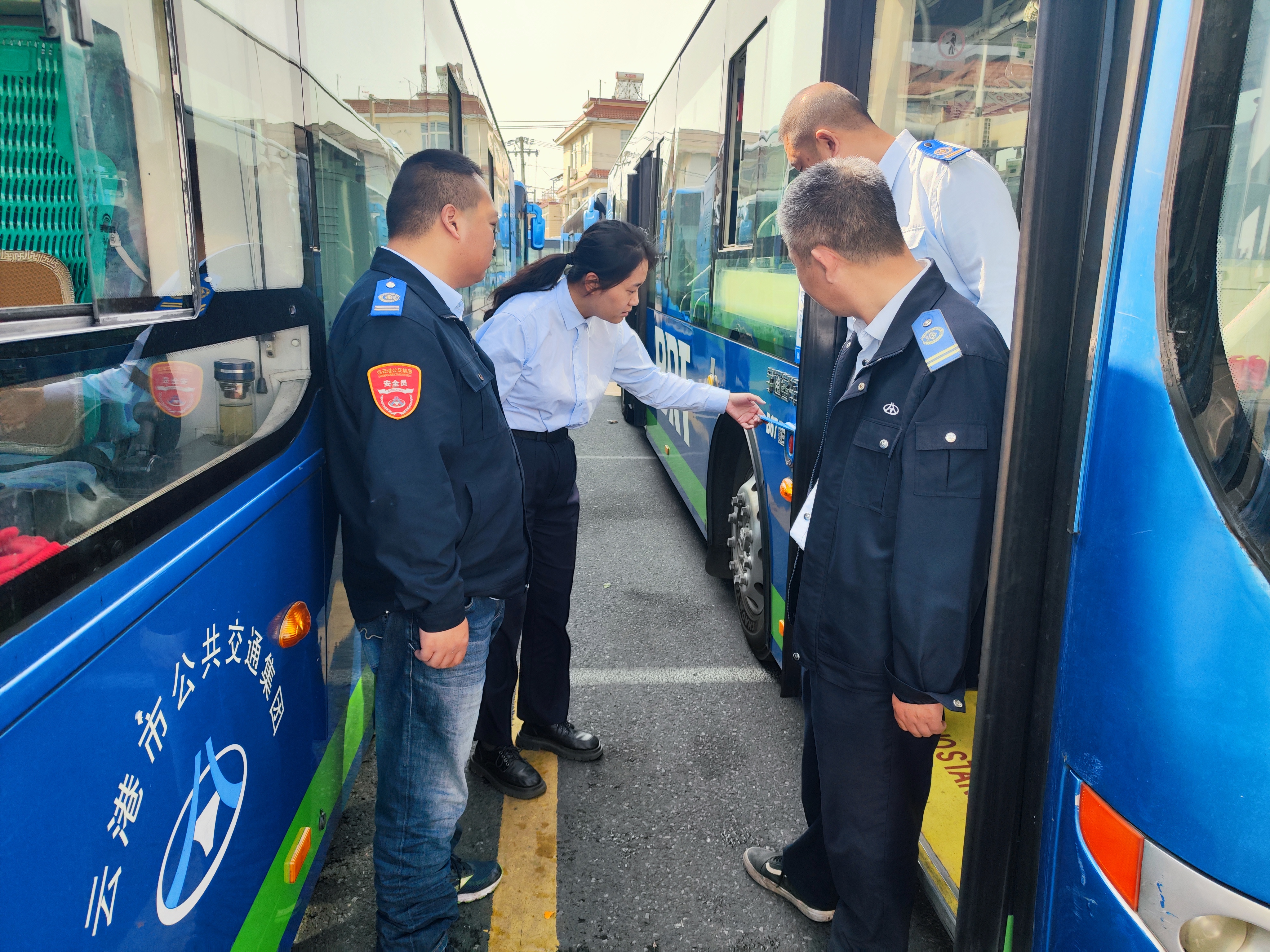 公交集團(tuán)快速公交事業(yè)部開展車輛安全專項檢查工作