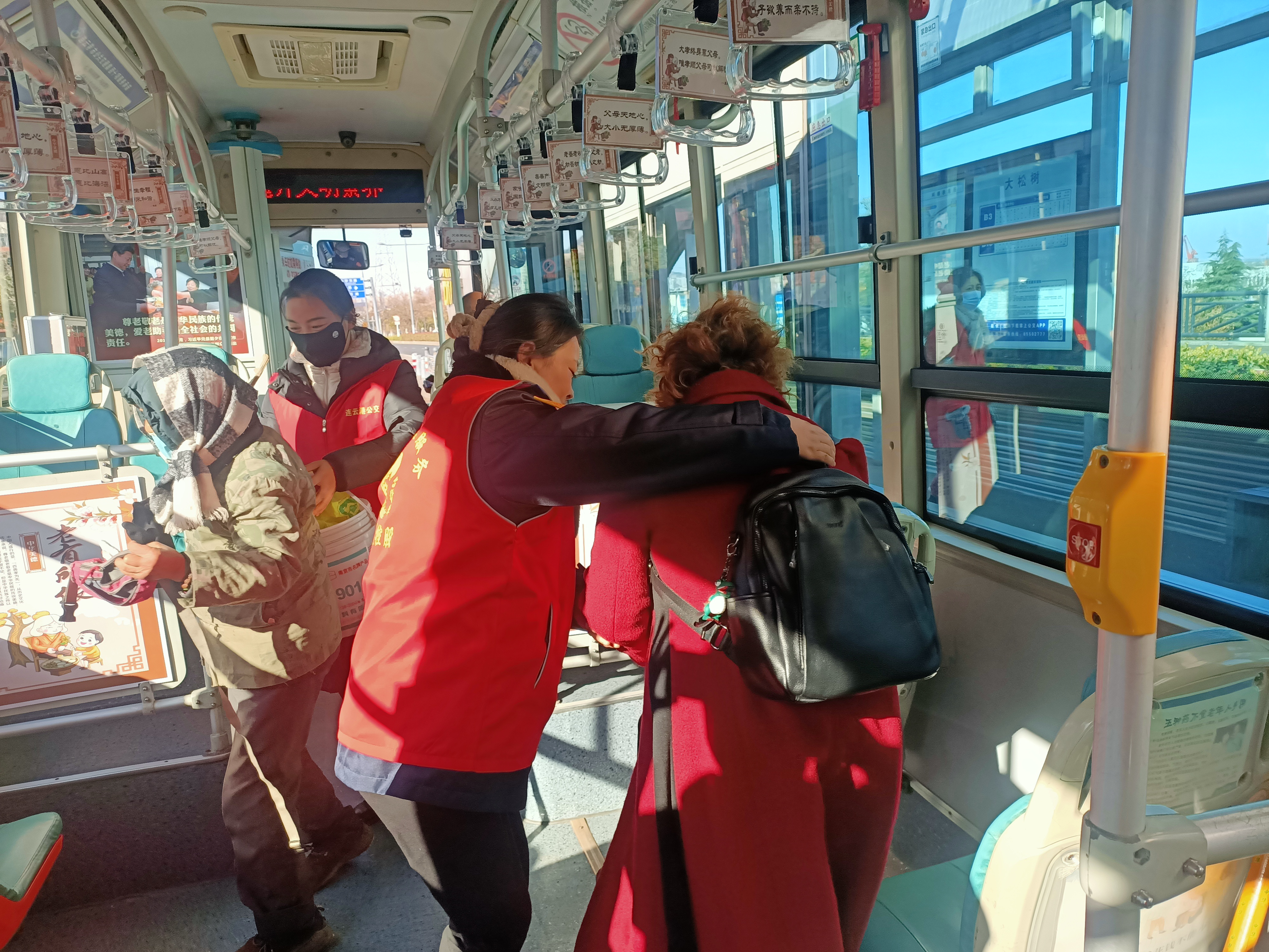 公交集團快速公交事業(yè)部B3敬老文明線開展“寒冬送溫暖 傳遞公交情”志愿服務活動