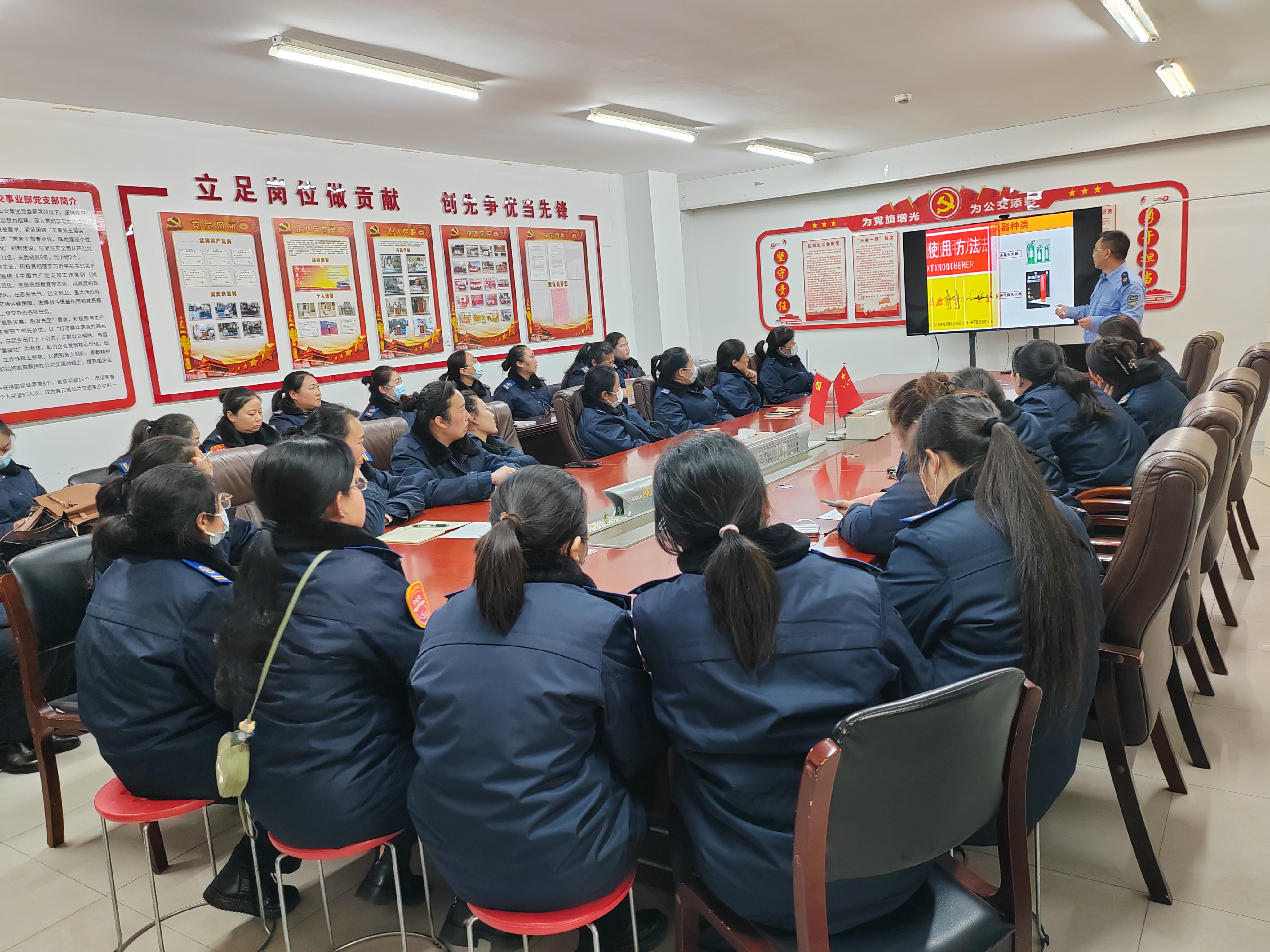 公交集團(tuán)組織站務(wù)員開展“預(yù)防為主，生命至上”消防知識(shí)培訓(xùn)