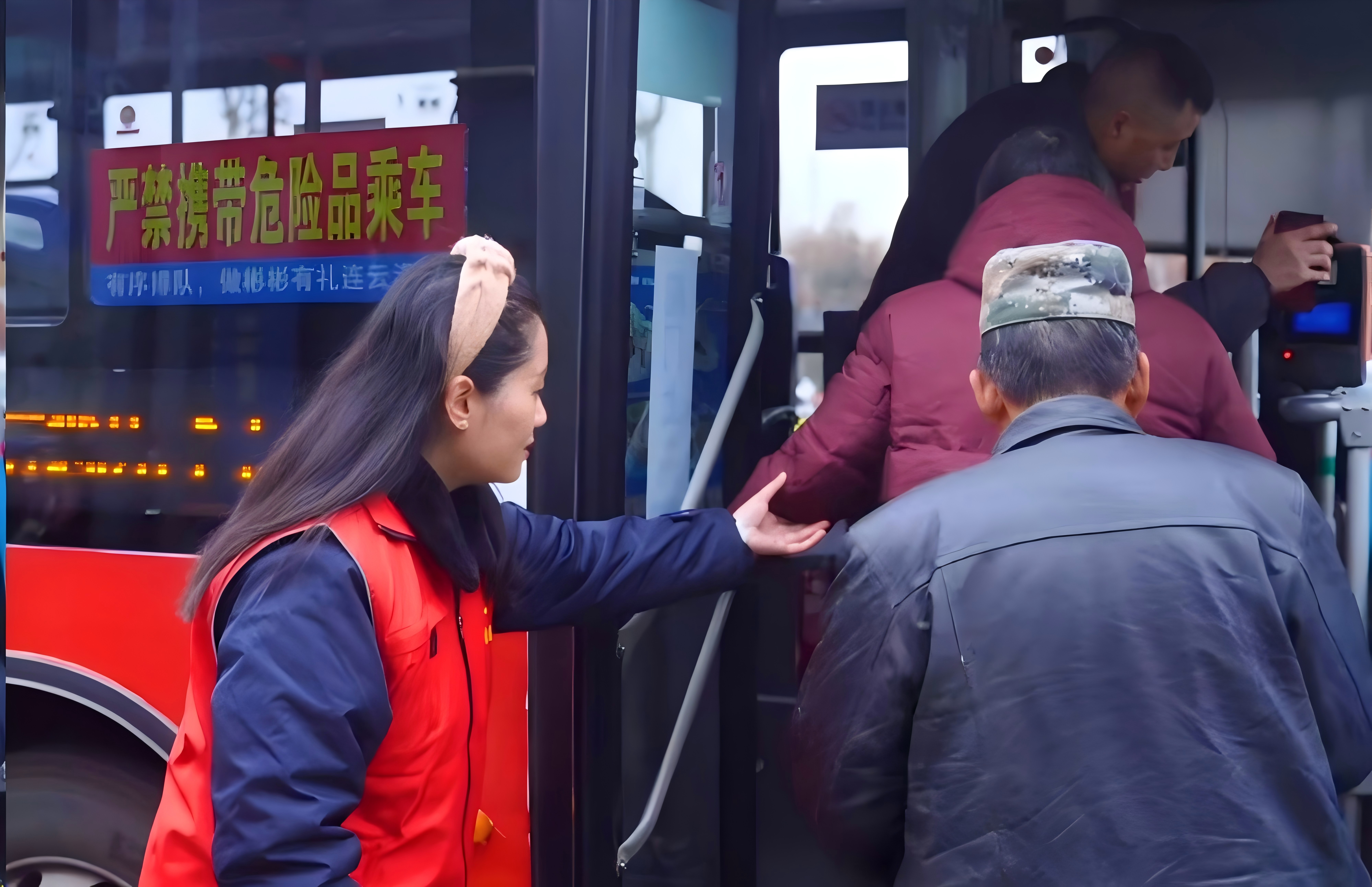 戰(zhàn)嚴(yán)寒保春運(yùn)，公交志愿服務(wù)隊(duì)員的那抹志愿紅正迎風(fēng)而上