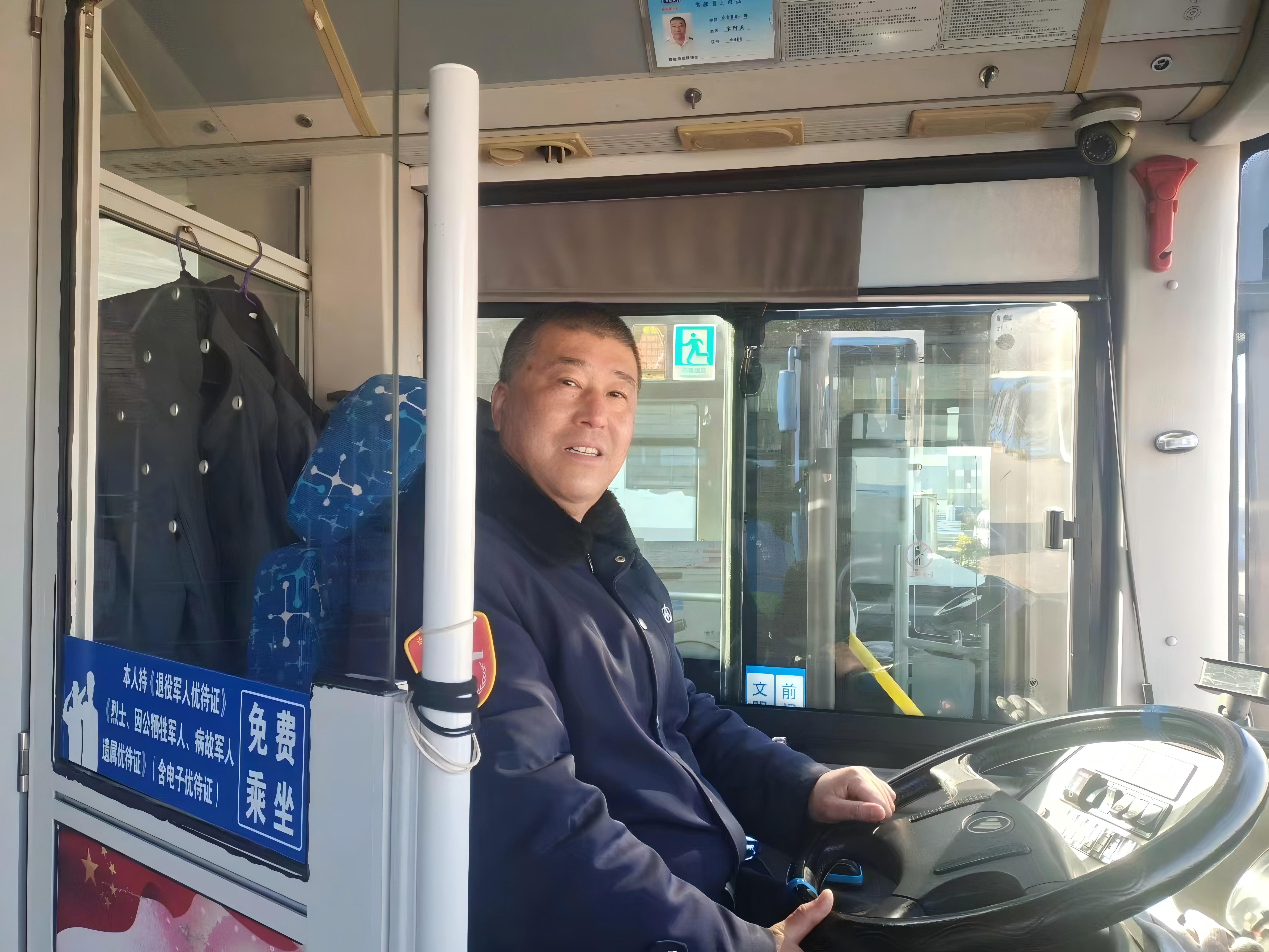 60路駕駛員宋阿兵，你抱起乘客的樣子真帥！