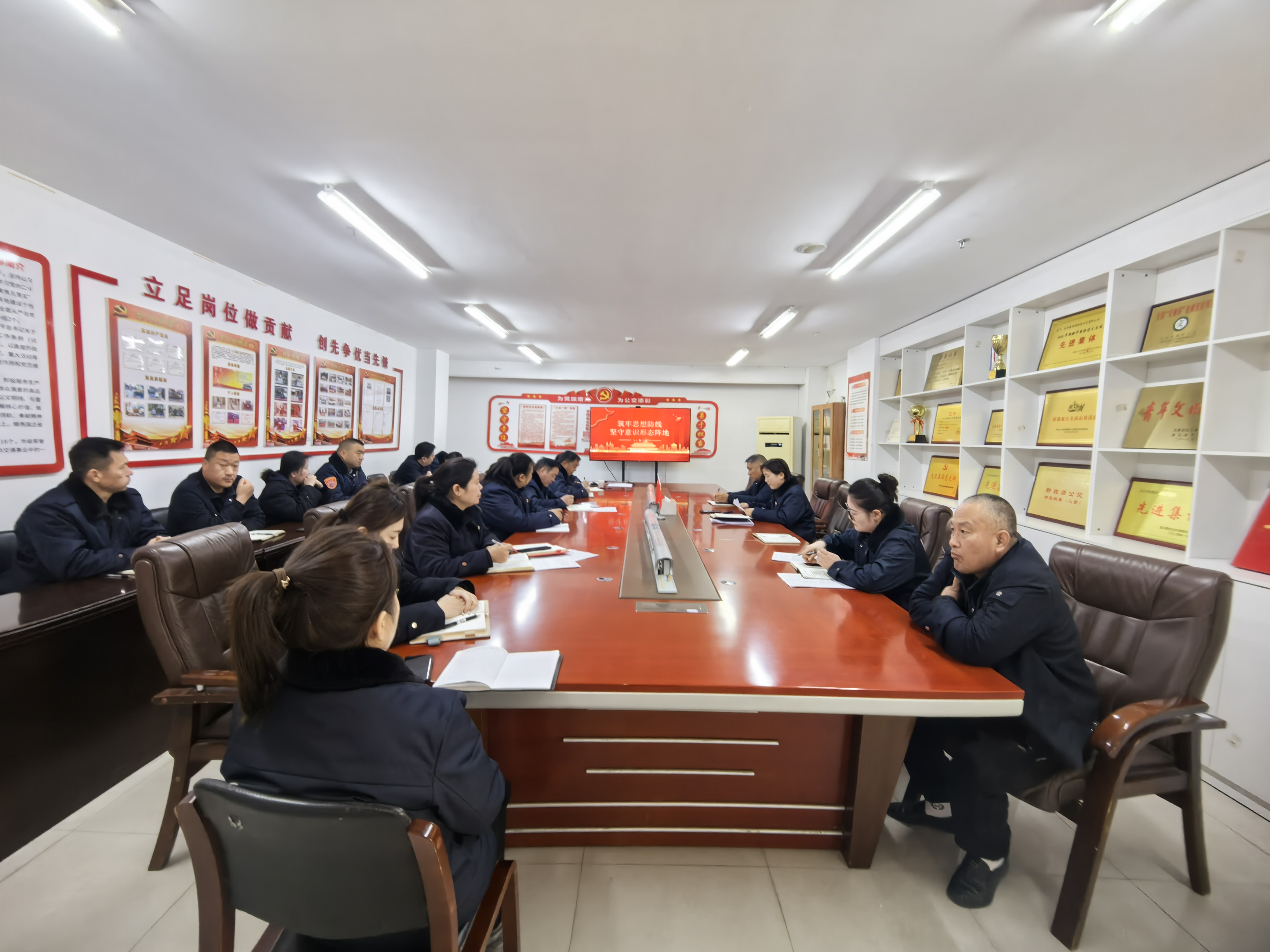 公交集團(tuán)快速公交黨支部開展《筑牢思想防線 堅(jiān)守意識形態(tài)陣地》專題黨課