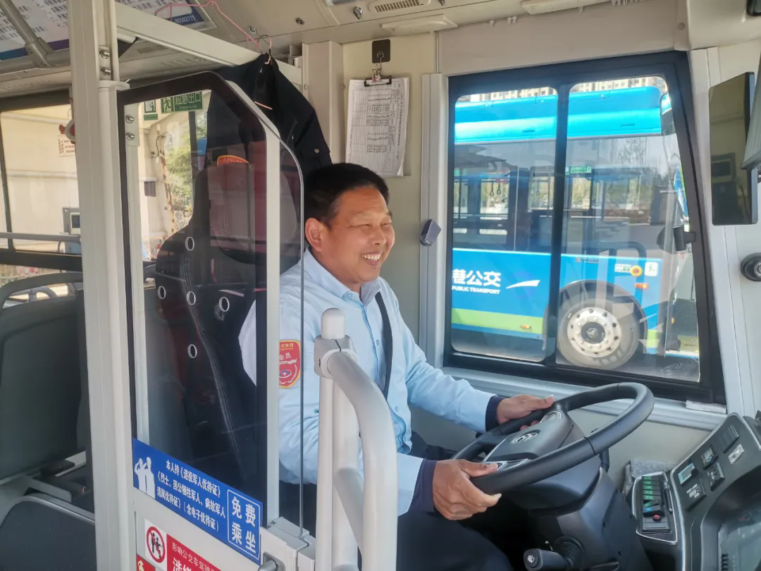 公交集團(tuán)快速公交公司B20線線路長(zhǎng)陸啟正——在平凡中堅(jiān)守初心 于細(xì)微處彰顯卓越