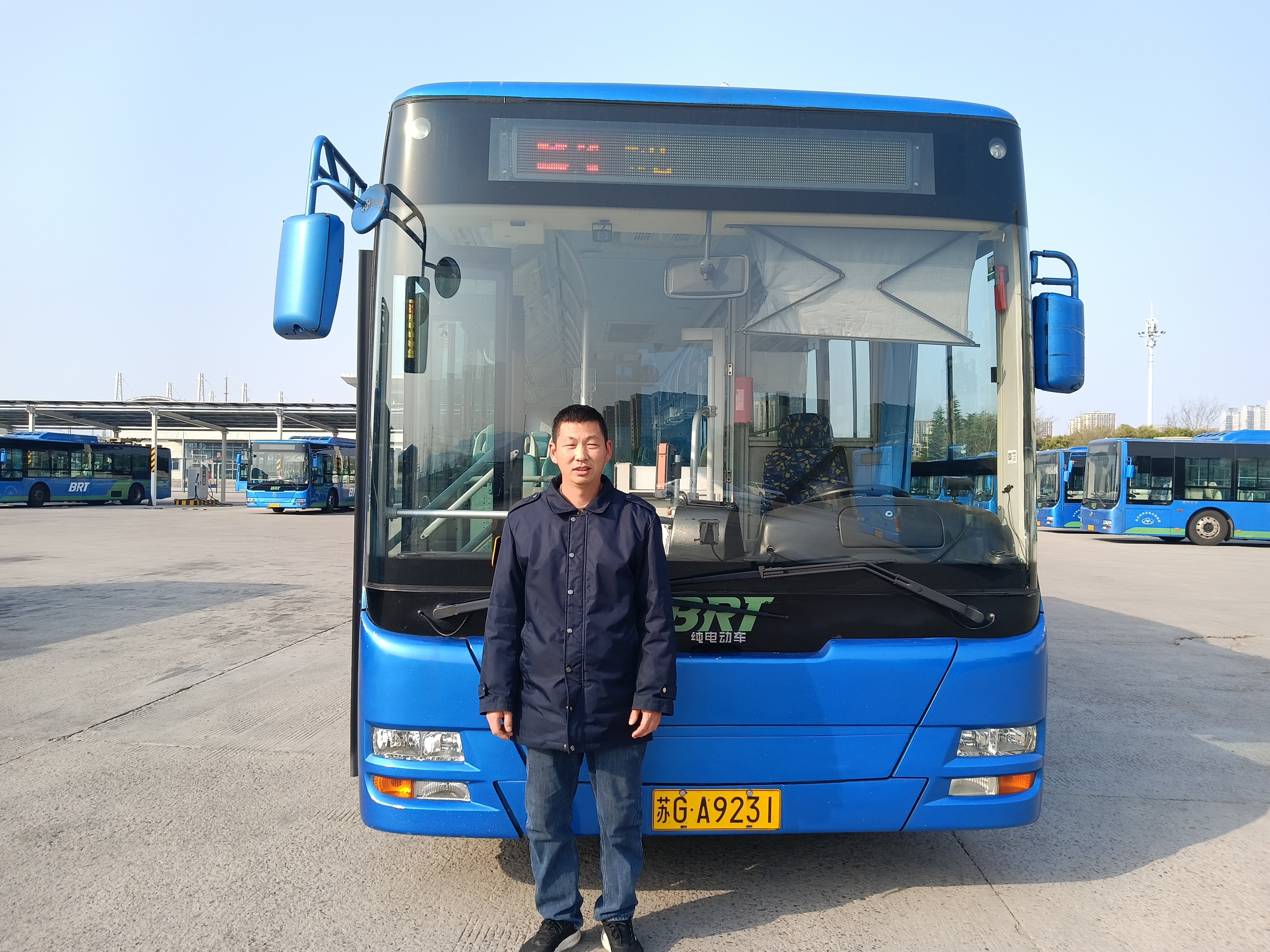 責(zé)任在肩，公交司機(jī)師傅助乘客尋回遺失財(cái)物