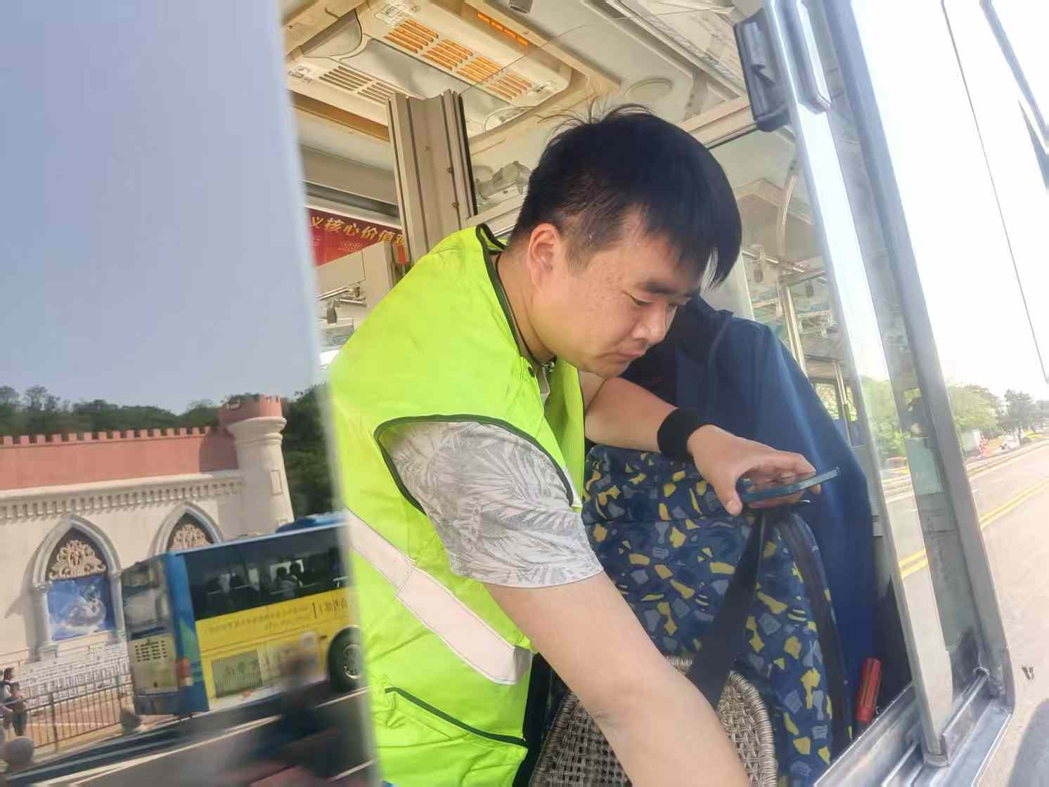 公交汽服公司全員出動 護航景區(qū)公交無憂出行