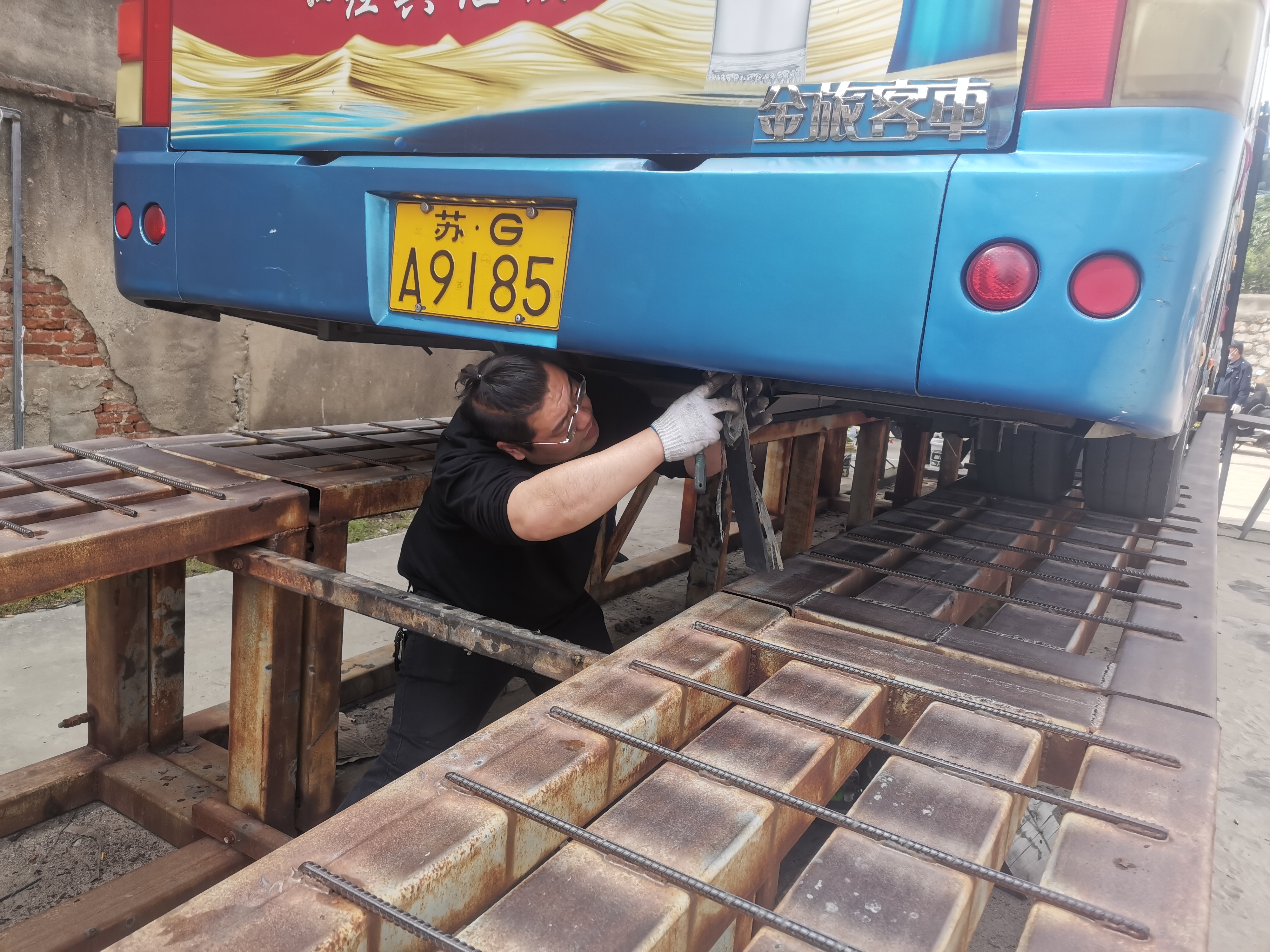 海通公交認(rèn)真做好車輛年檢工作保安全