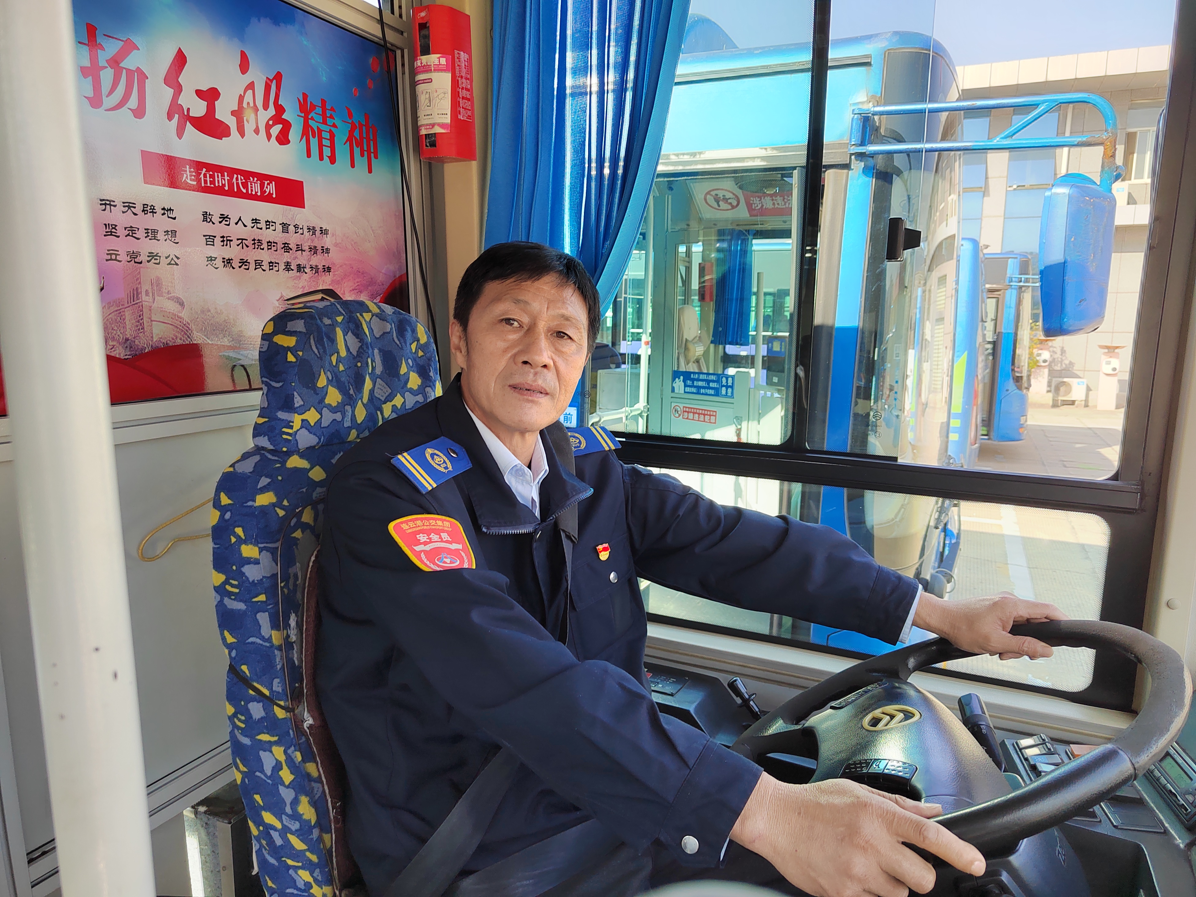 安全行車(chē)百萬(wàn)公里駕駛員——洪運(yùn)倫