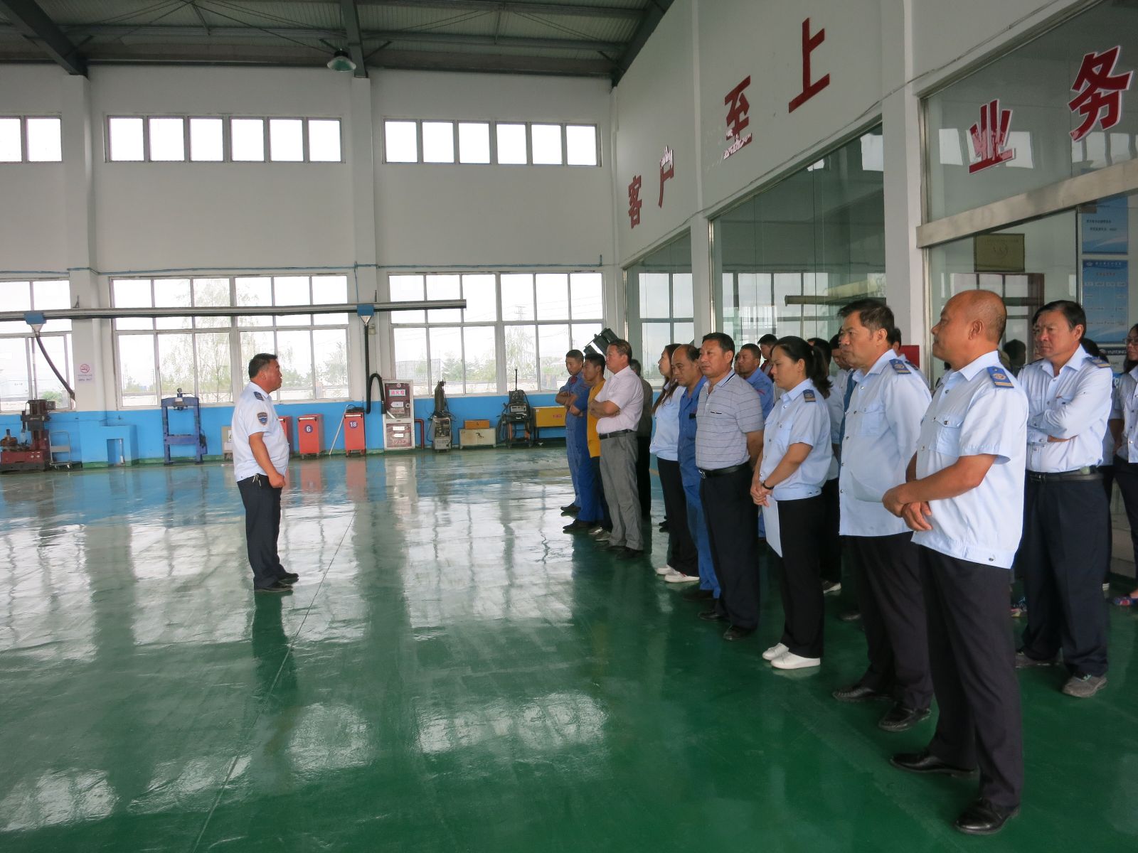 公交集團(tuán)汽服公司積極宣傳 營(yíng)造文明城市創(chuàng)建氛圍