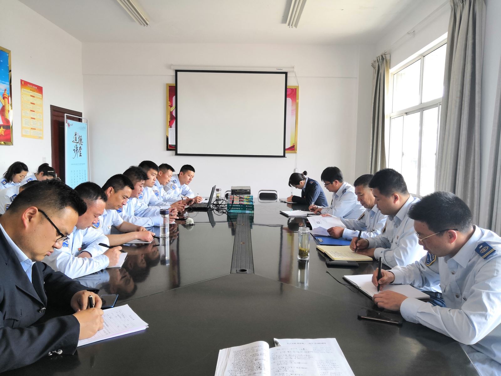 公交集團(tuán)公交事業(yè)二部召開(kāi)黨員積分記實(shí)管理工作專題會(huì)議