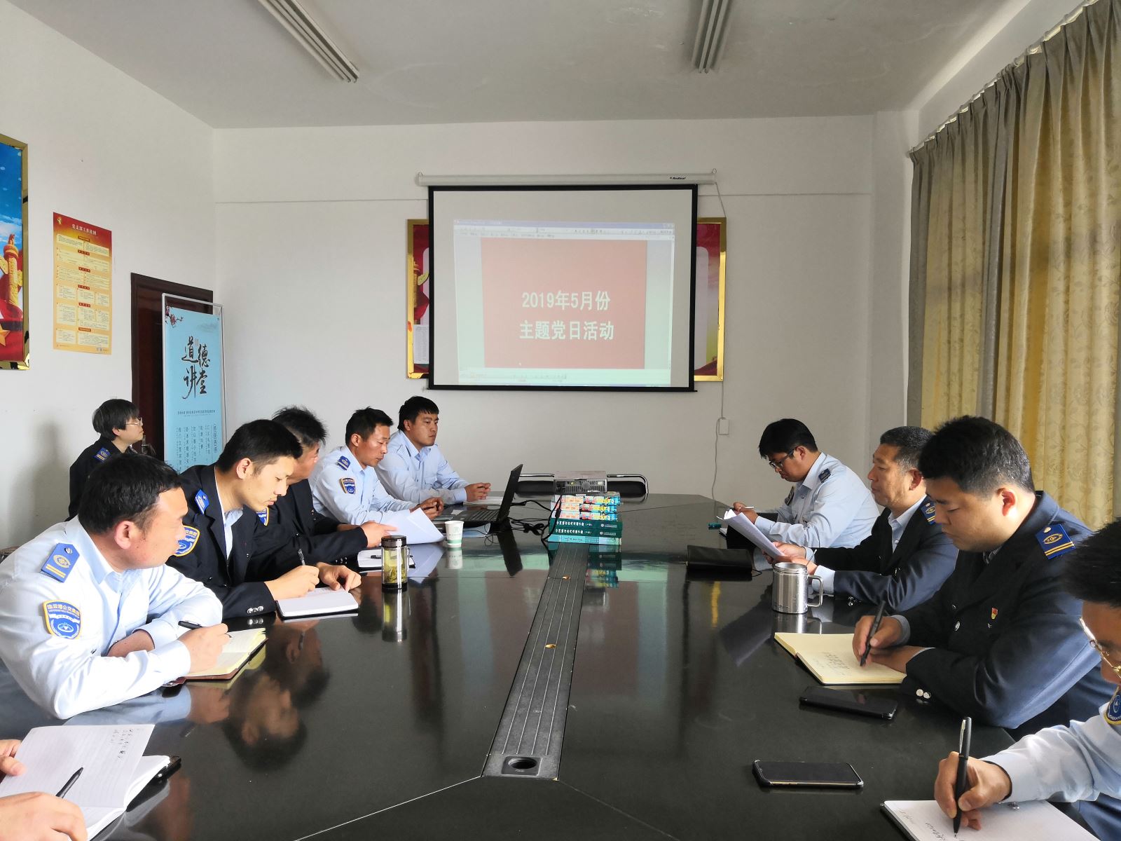 公交集團(tuán)公交事業(yè)二部開(kāi)展“學(xué)懂黨內(nèi)法規(guī)，建強(qiáng)組織體系”主題黨日活動(dòng)