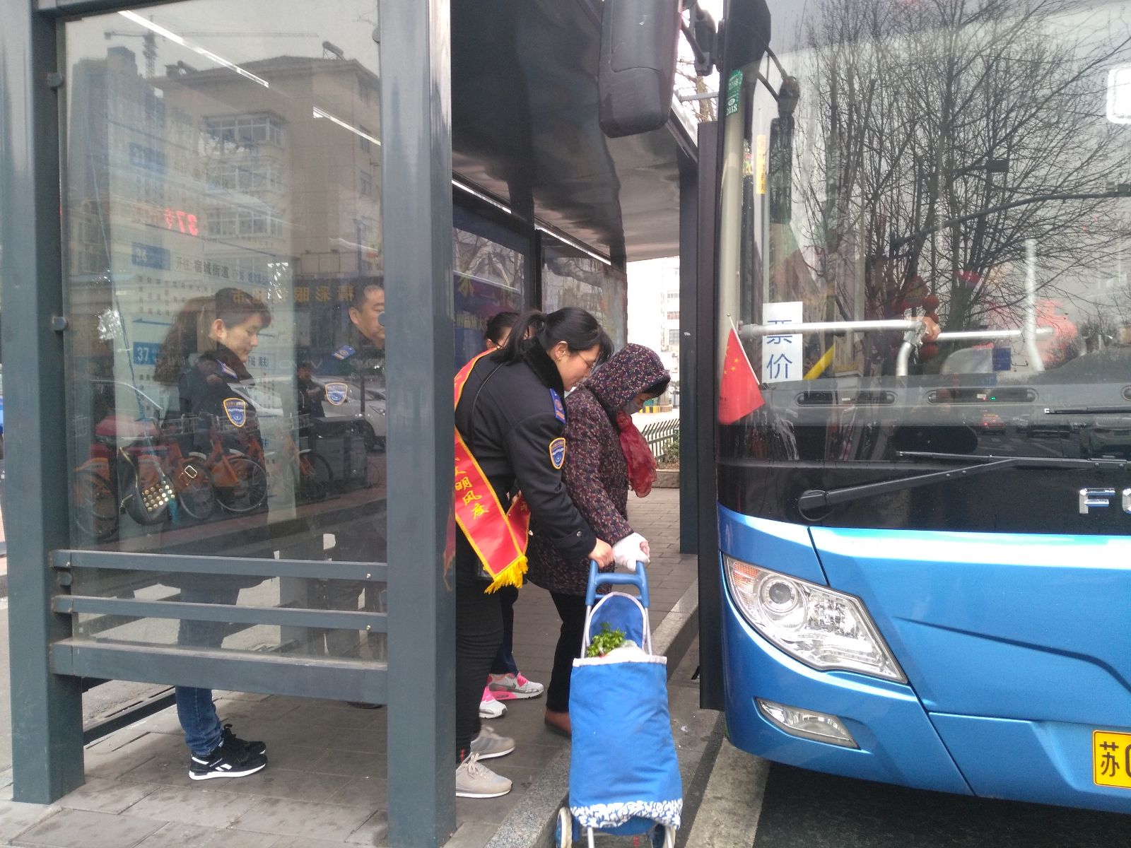 公交集團東部公司開展進站臺學雷鋒志愿服務活動