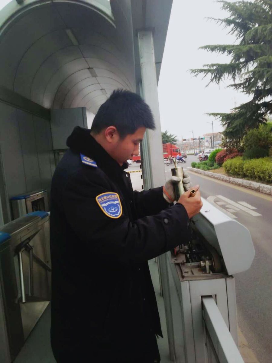 公交快速公司總務(wù)科維護保養(yǎng)站臺安全門