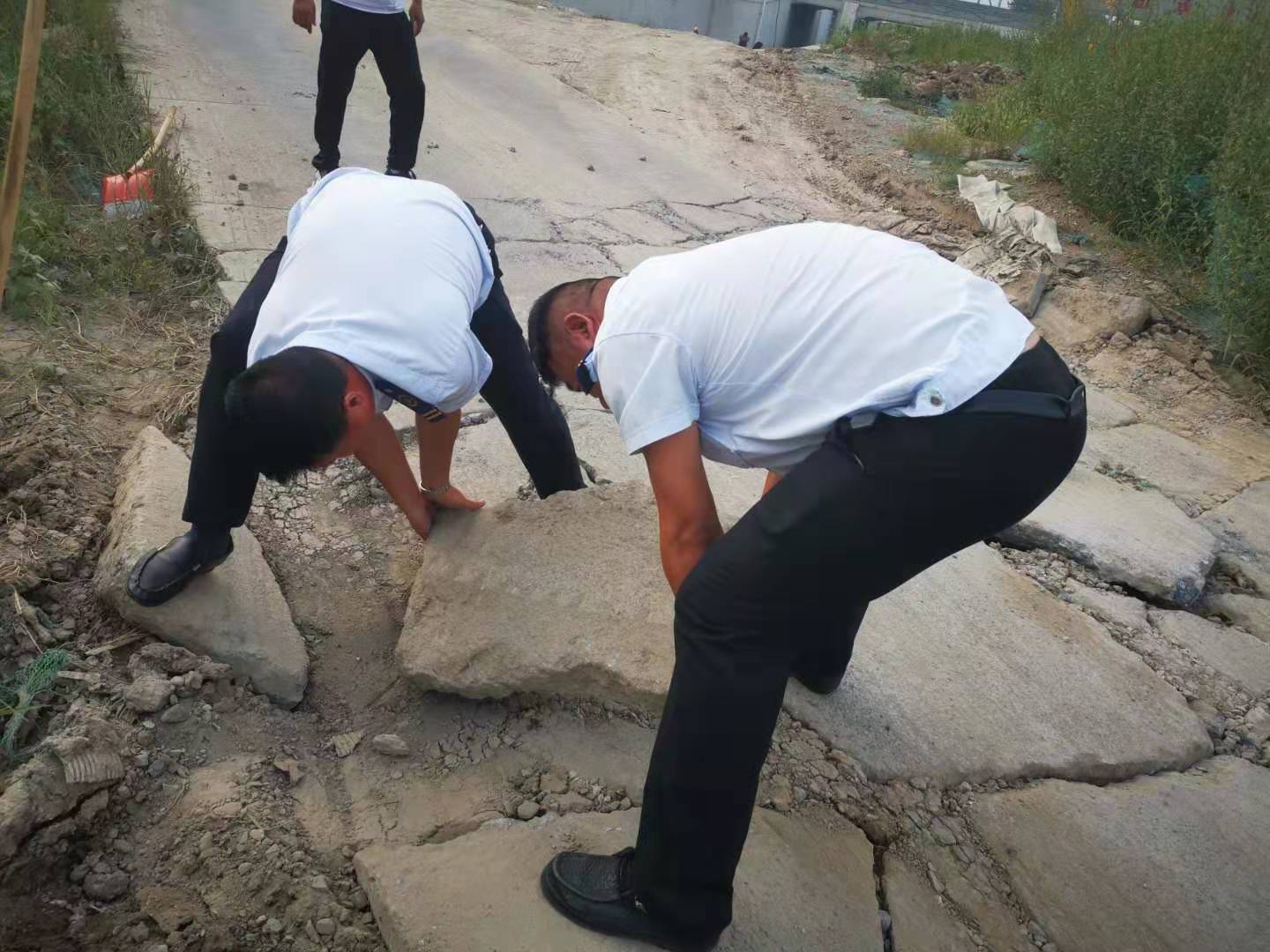 公交集團(tuán)經(jīng)營(yíng)發(fā)展事業(yè)部開(kāi)展公交場(chǎng)站地面破損修復(fù)工作