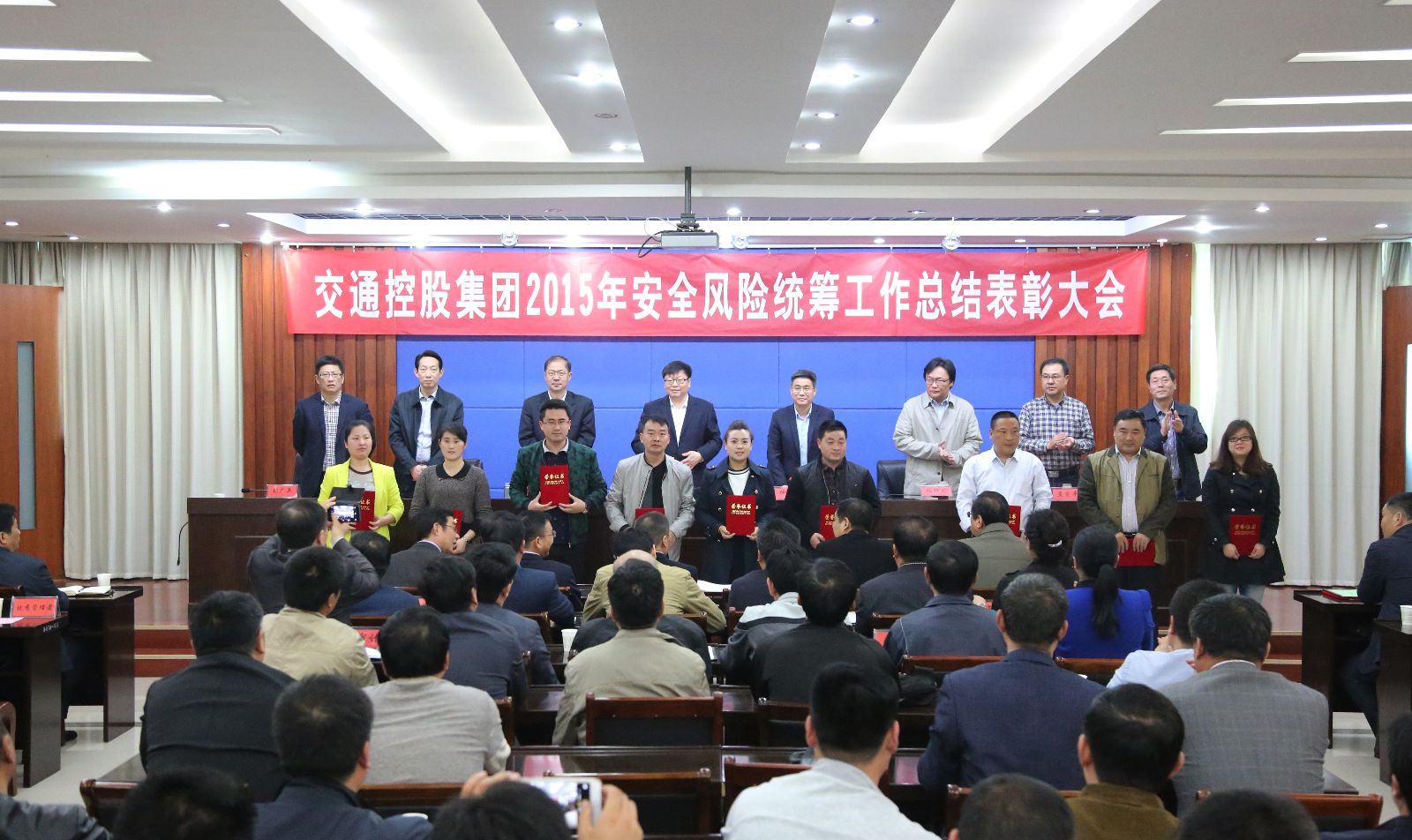 海通公交榮獲集團“安全風險統(tǒng)籌工作先進單位”稱號