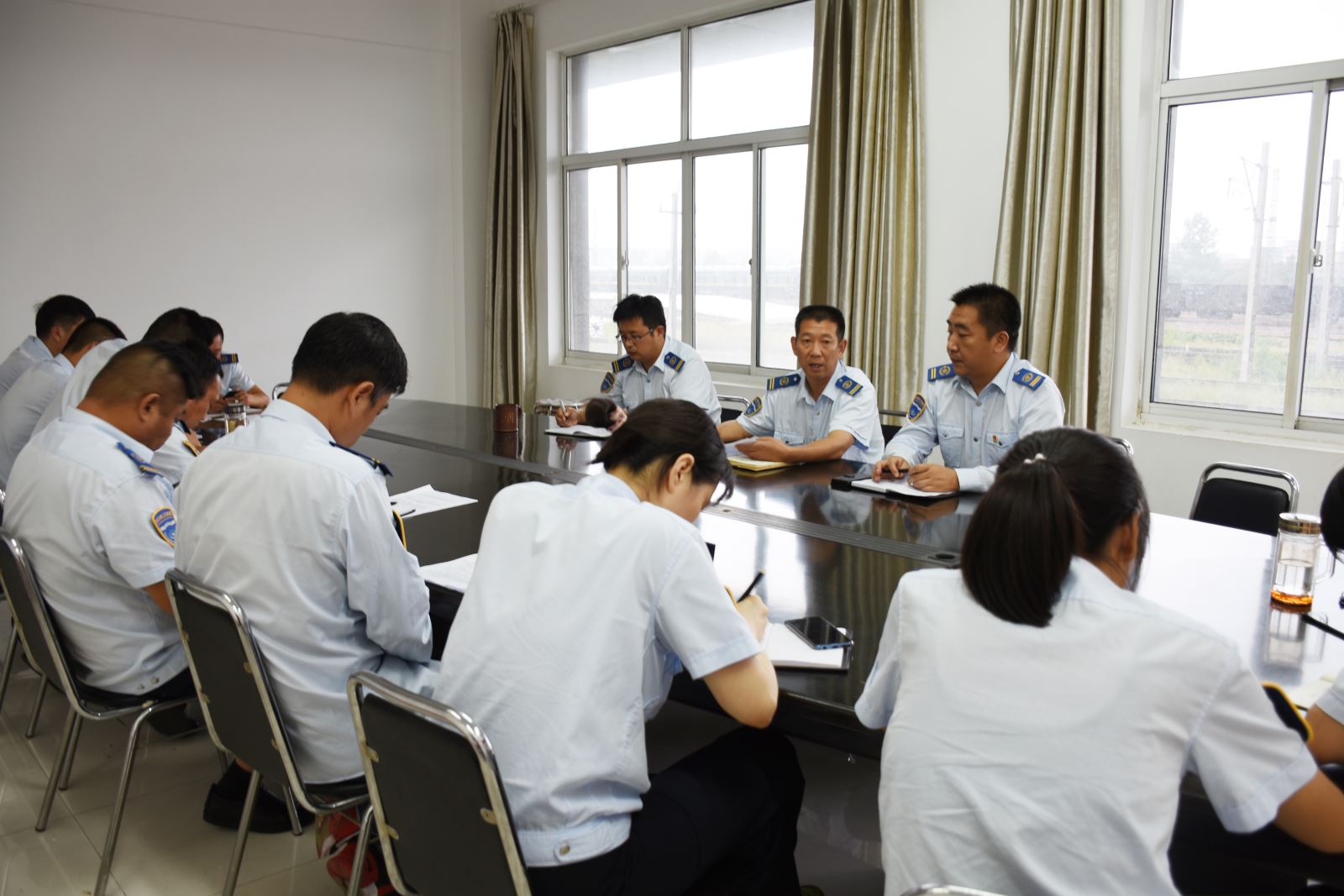 公交集團(tuán)東部公司開展廉政約談專題會(huì)議