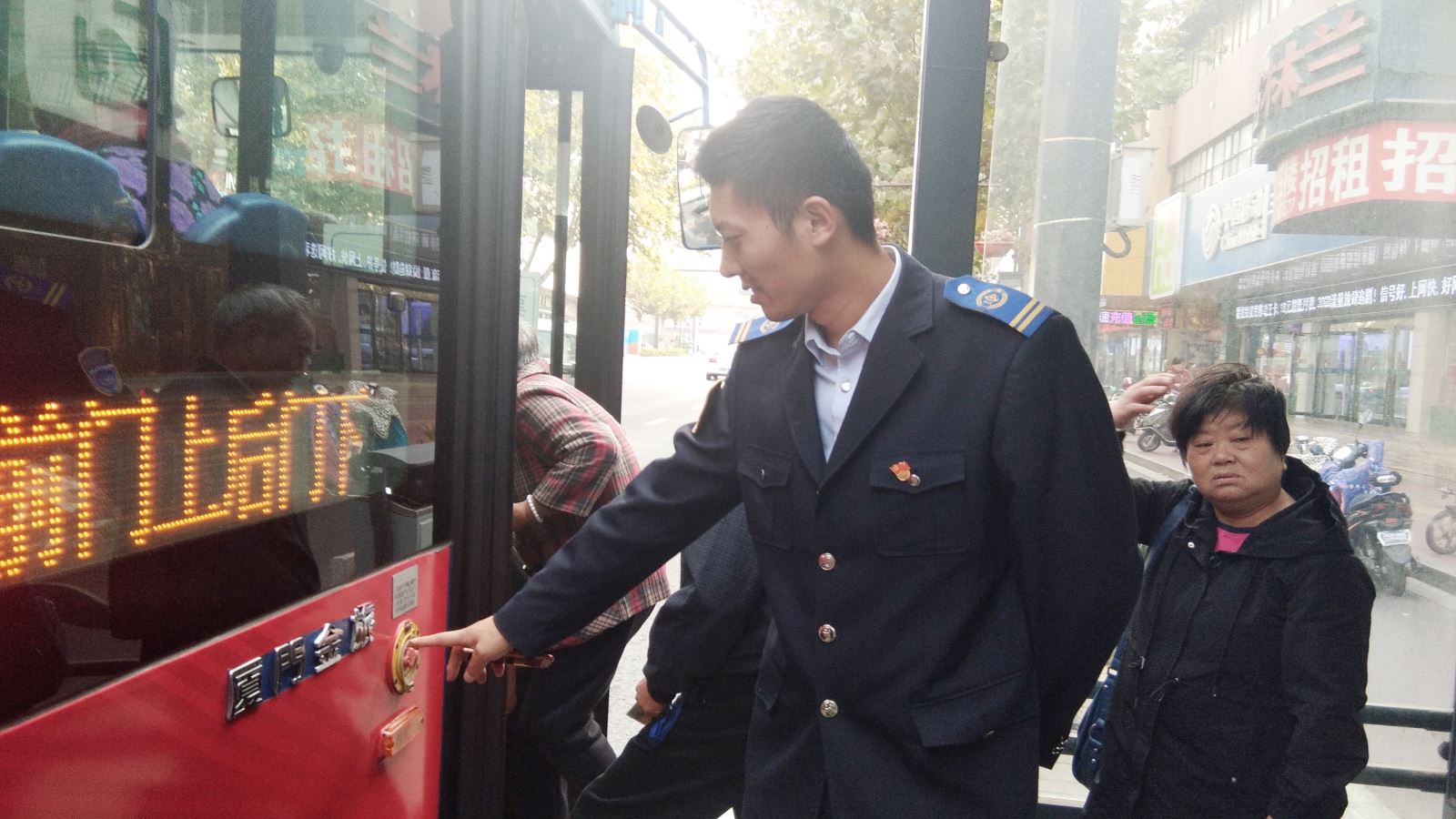 公交集團(tuán)東部公司開(kāi)展秋季上路上線(xiàn)安全檢查