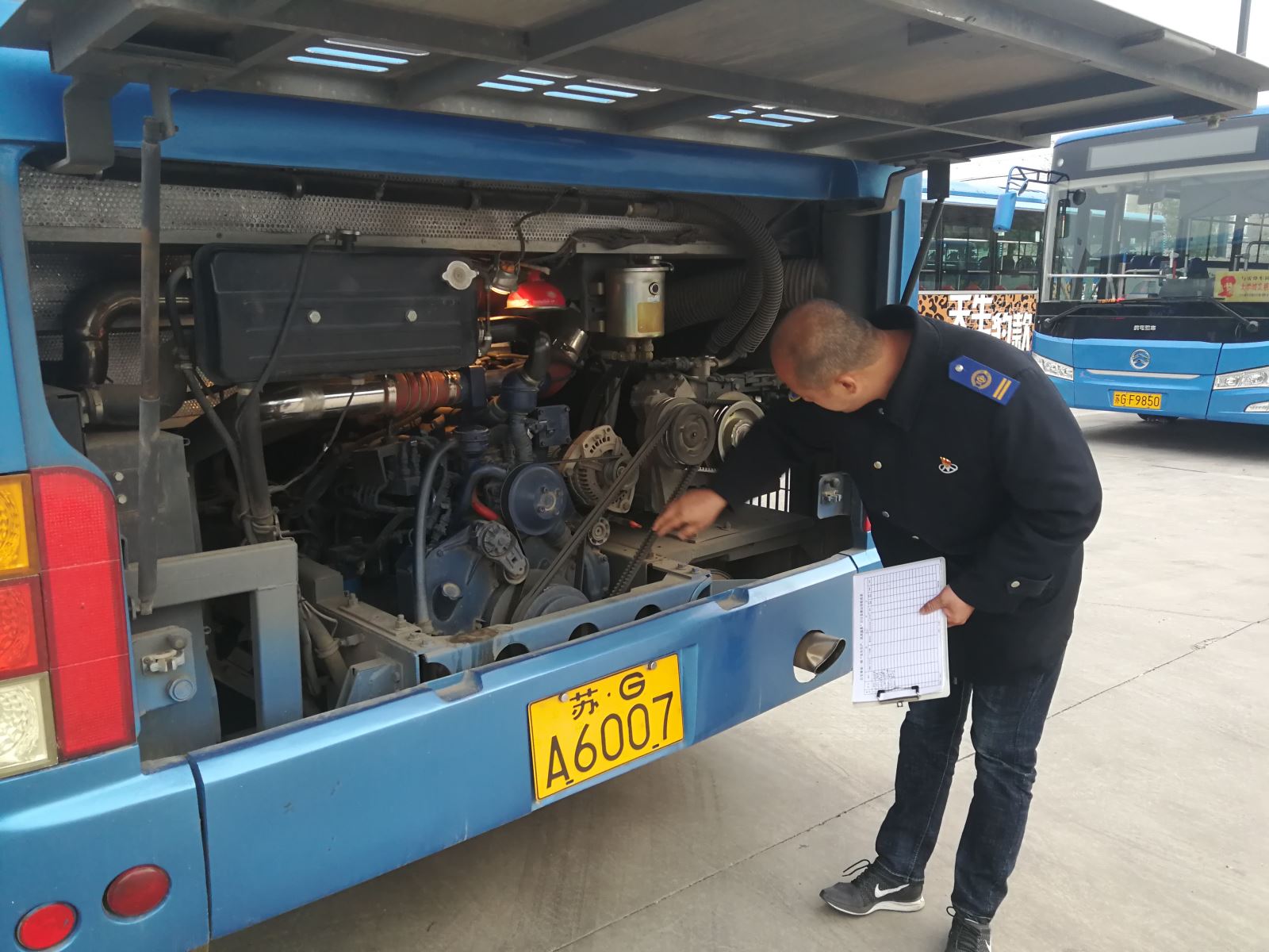 公交集團(tuán)公交事業(yè)一部開(kāi)展“五一”小長(zhǎng)假車輛機(jī)務(wù)專項(xiàng)檢查