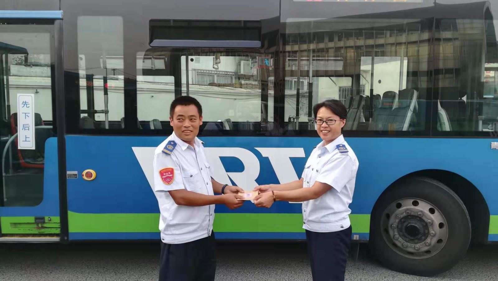 公交集團(tuán)工會(huì)開(kāi)展金秋助學(xué)活動(dòng)