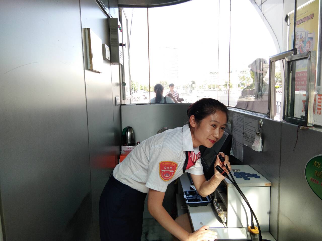 公交集團快速公司站務(wù)員用心服務(wù)好每位乘客