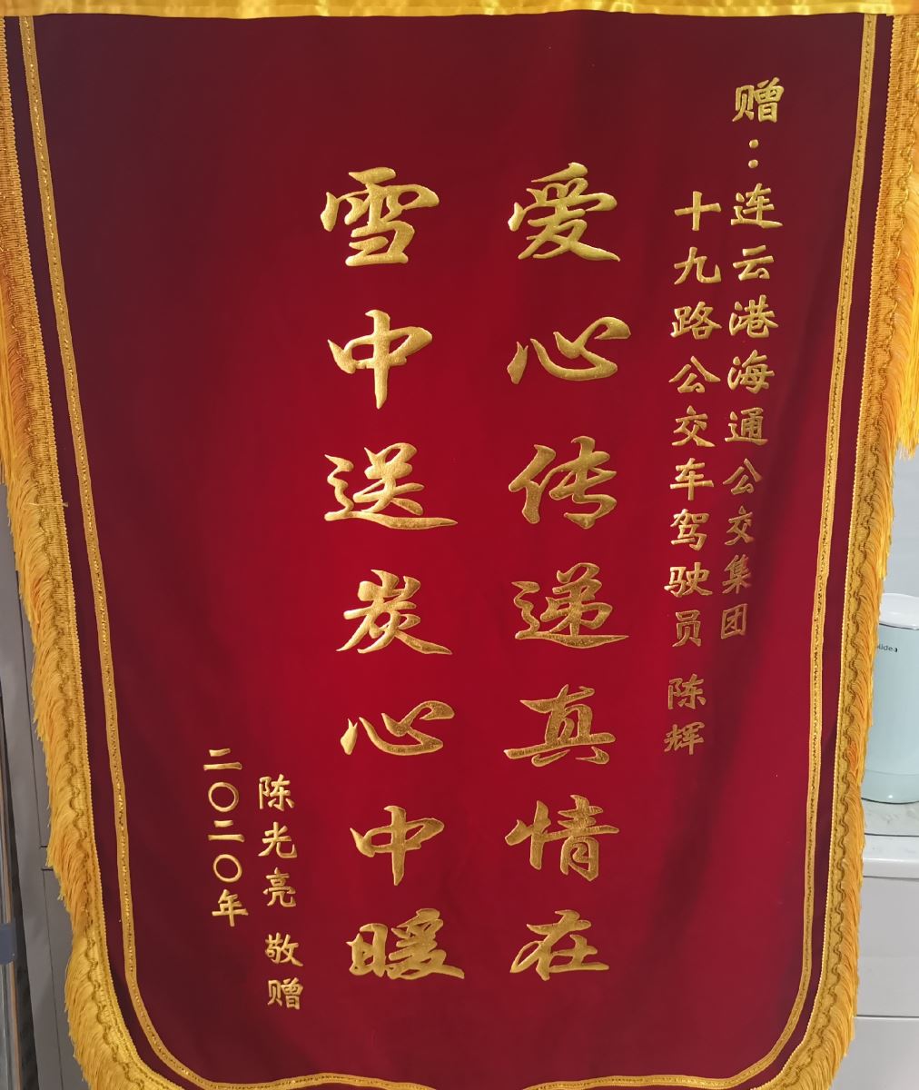 公交車(chē)秒變“救護(hù)車(chē)”，爭(zhēng)分奪秒挽救生命