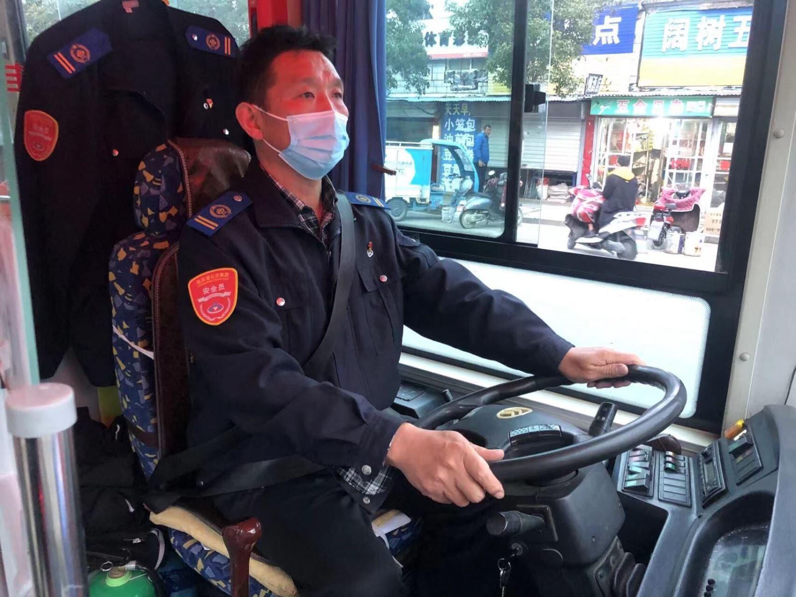 路遇摔倒老人  公交司機(jī)暖心救助