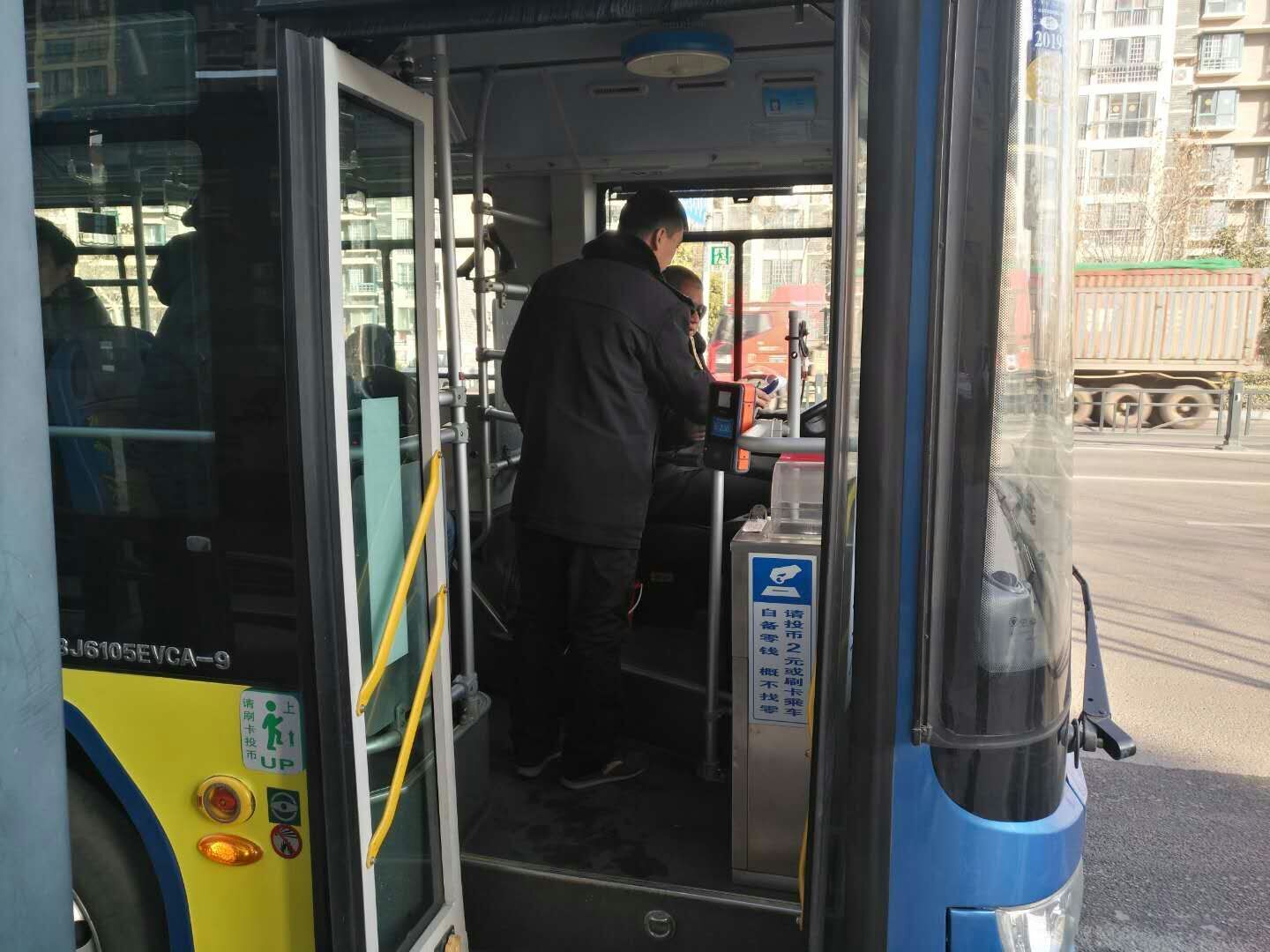 公交集團(tuán)公交事業(yè)一部做好春運(yùn)期間上路上線現(xiàn)場(chǎng)管理、安全交代工作