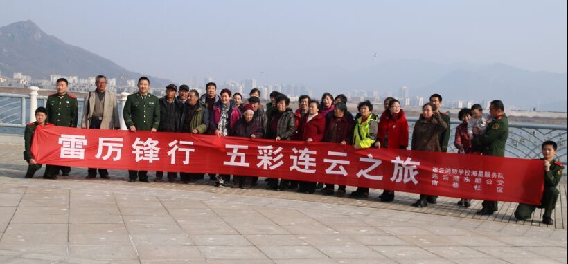 公交東部公司攜手連云消防、南巷社區(qū)開展“雷歷鋒行 五彩連云之旅”活動